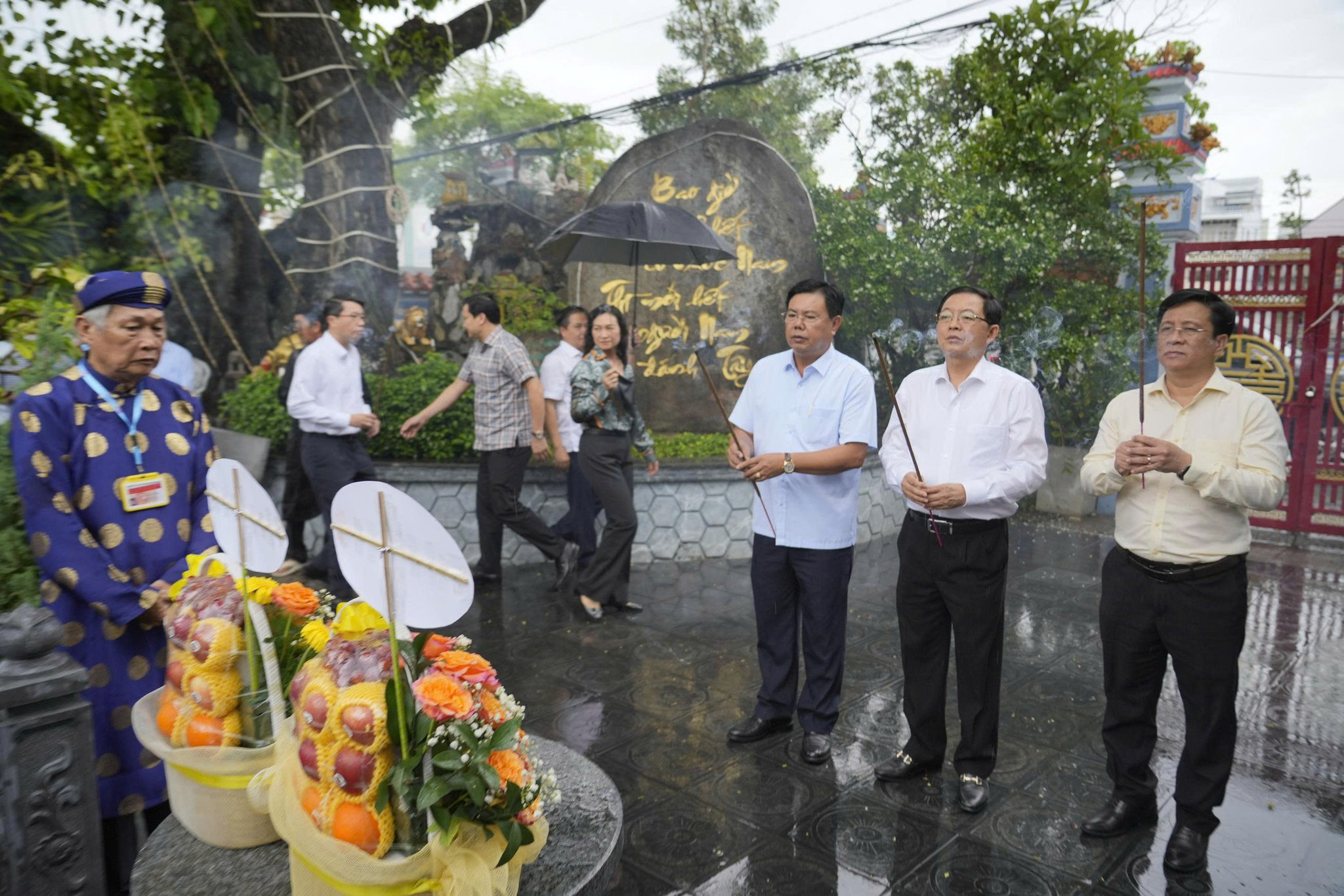 Phó Thủ tướng Chính phủ Hồ Quốc Dũng, Bí thư Tỉnh ủy tỉnh An Giang Nguyễn Tiến Hải, Chủ tịch UBND tỉnh An Giang Hồ Văn Mừng dâng hương tại Đình thần Nguyễn Trung Trực