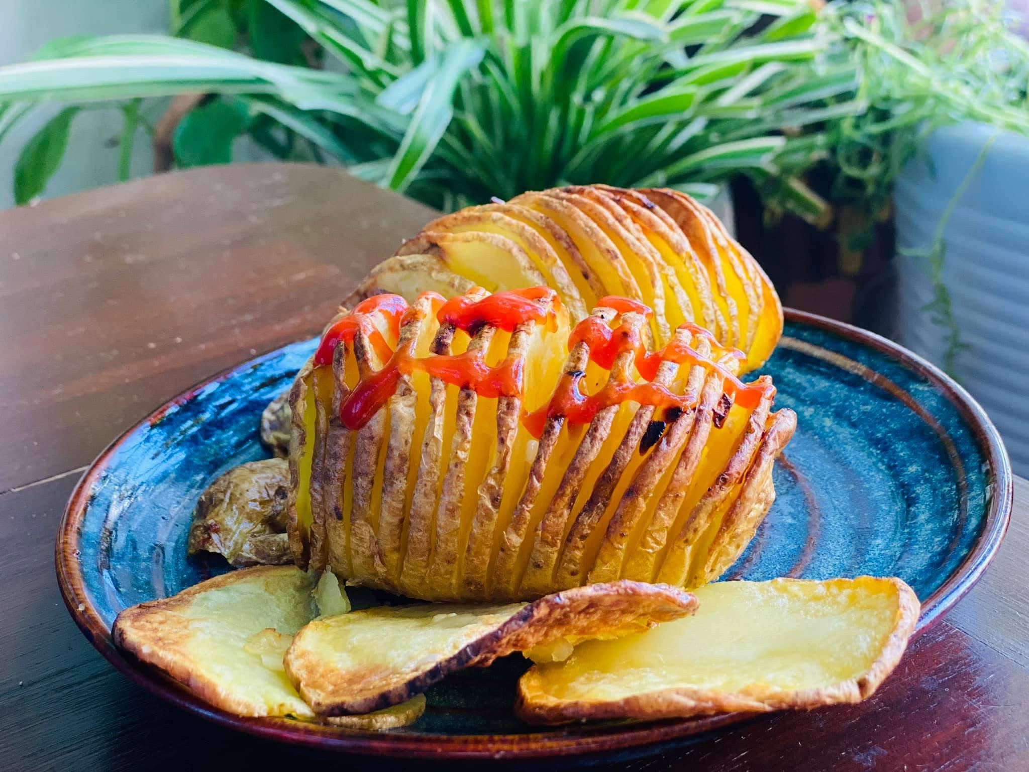 khoai tây xoắn ốc có thể dùng kèm tương ớt, sốt Mayonnaise hoặc thêm phô mai bột để tăng hương vị. Ảnh: Việt Hà