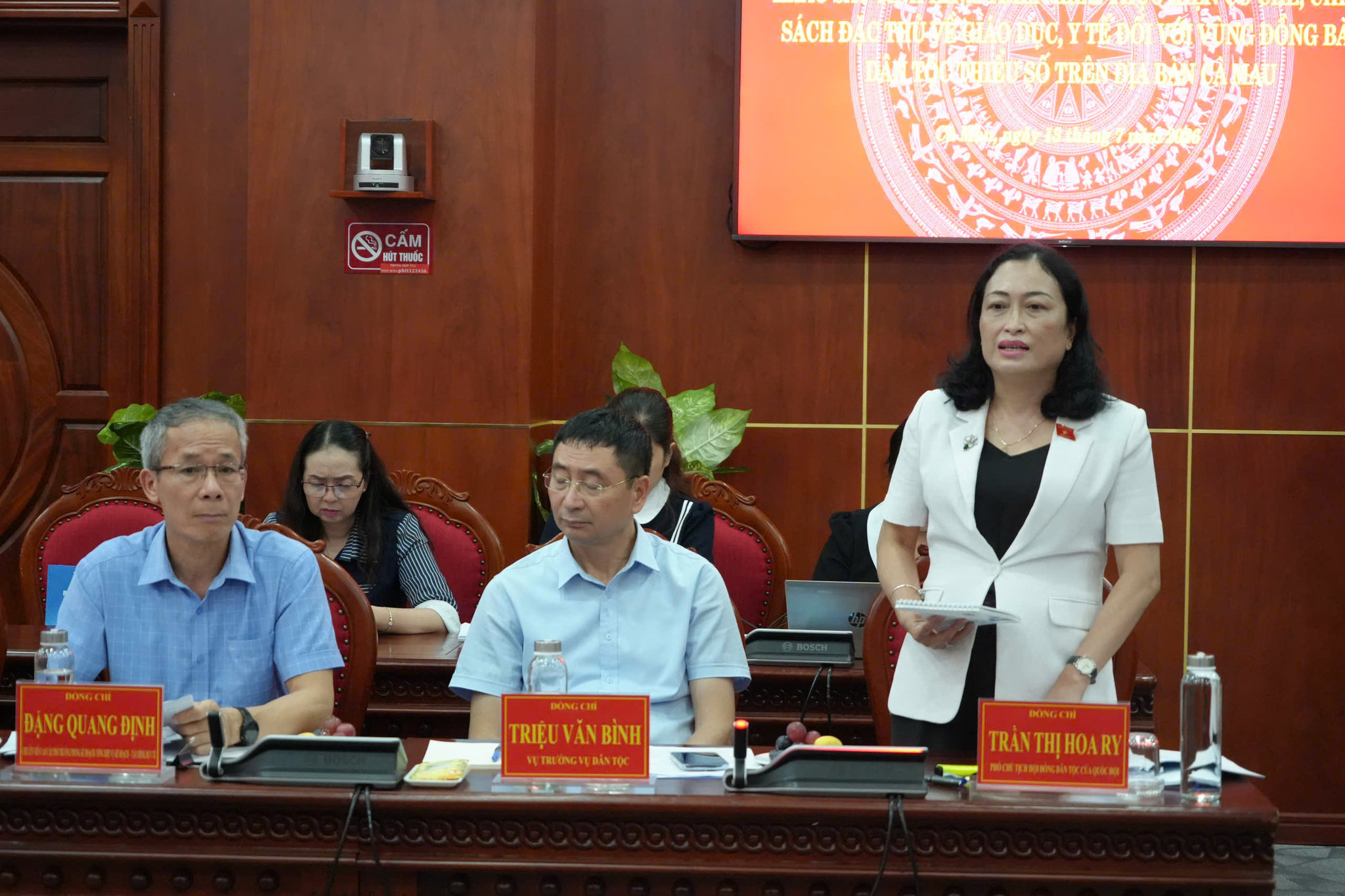 Bà Trần Thị Hoa Ry, Phó chủ tịch Hội Đồng dân tộc Quốc hội phát biểu tại buổi làm việc