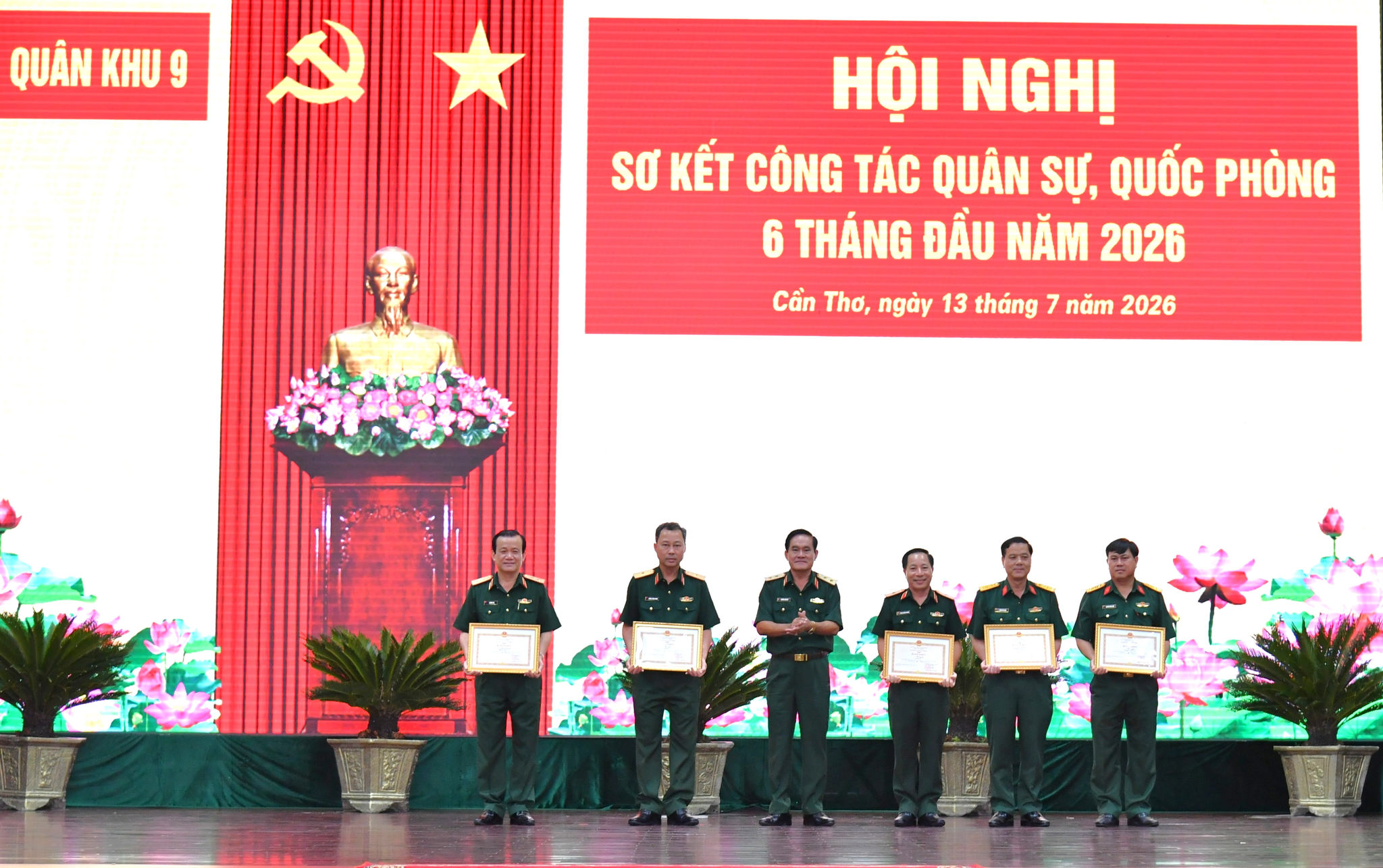 Thừa ủy quyền của Bộ Quốc phòng, Trung tướng Nguyễn Xuân Dắt trao Bằng khen của Bộ trưởng Bộ Quốc phòng cho tập thể, cá nhân có thành tích xuất sắc trong thực hiện sắp xếp đơn vị hành chính các cấp và hoạt động của chính quyền địa phương 2 cấp