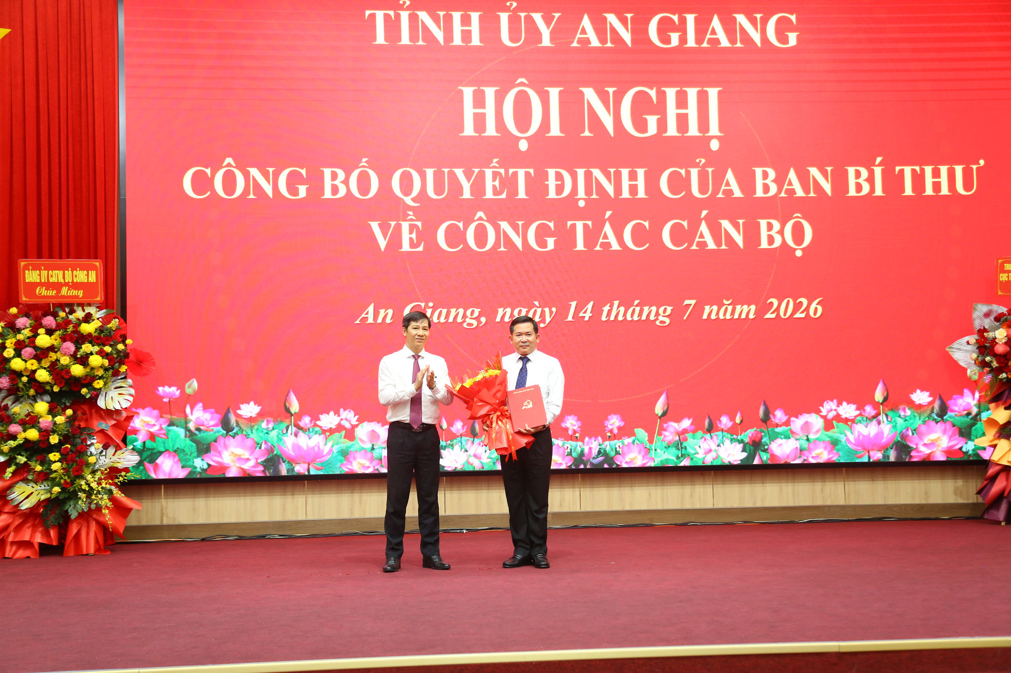 Ông Nguyễn Thành Tâm, Phó Trưởng Ban Tổ chức Trung ương trao quyết định và tặng hoa chúc mừng ông Đinh Văn Nơi