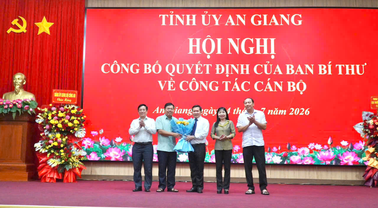 Ông Nguyễn Tiến Hải, Bí thư Tỉnh uỷ cùng các Phó bí thư tặng hoa chúc mừng ông Đinh Văn Nơi