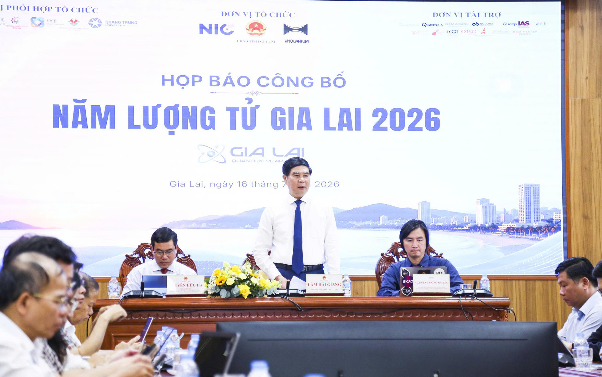 Họp báo 2