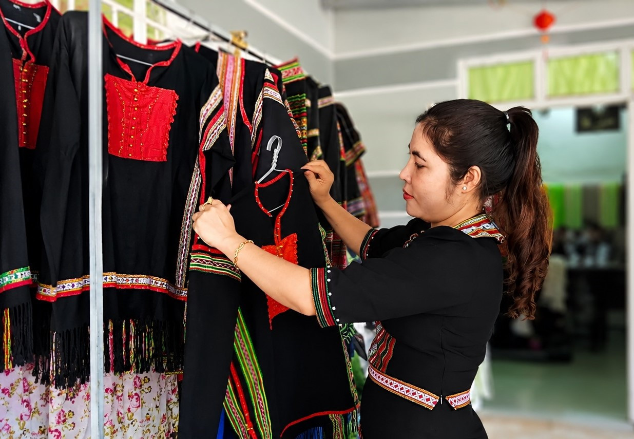 Chị H'Tâm Niê rời trường lớp rẽ hướng học nghề may
