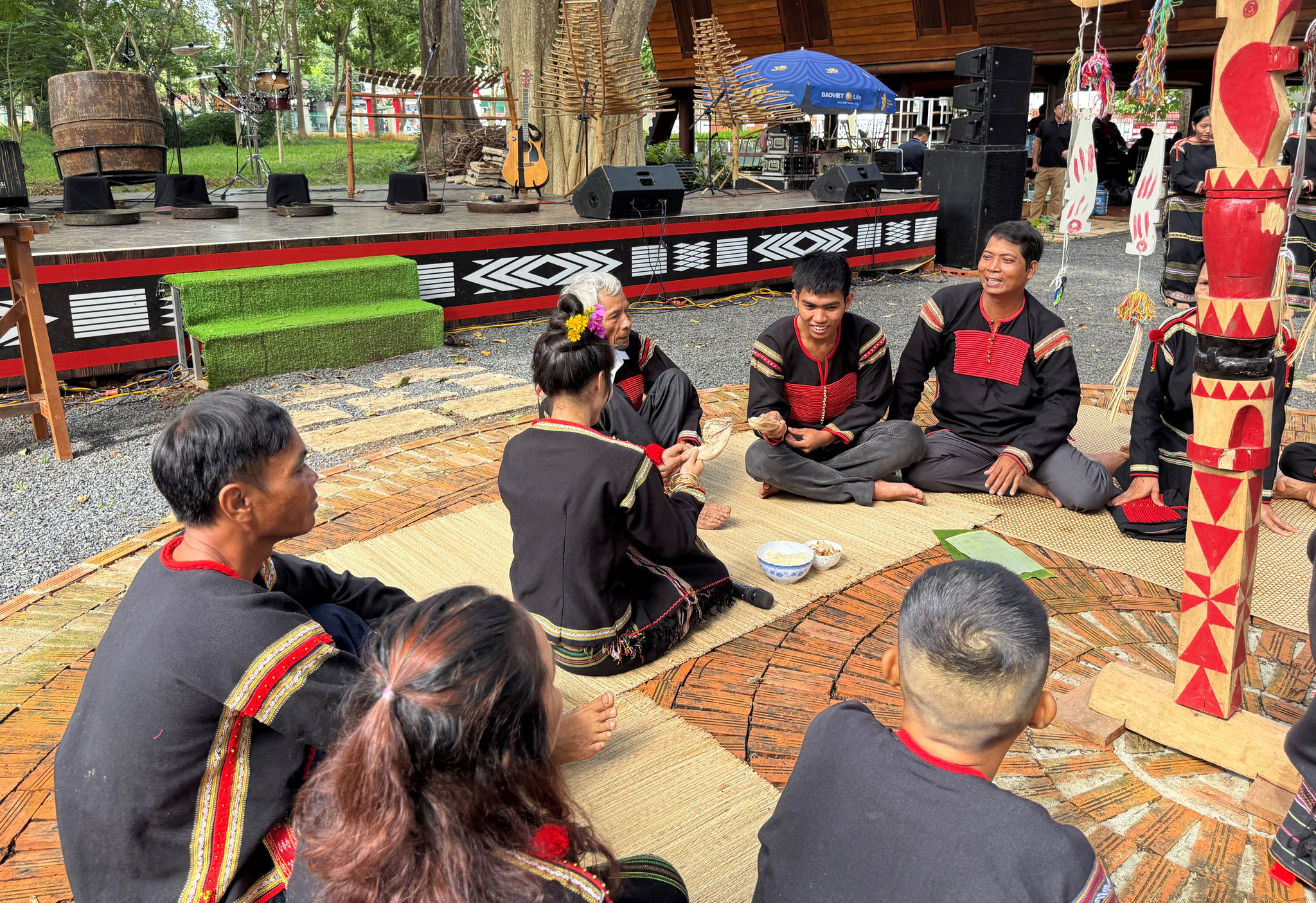 Cô dâu chú rể cùng ăn chung cơm