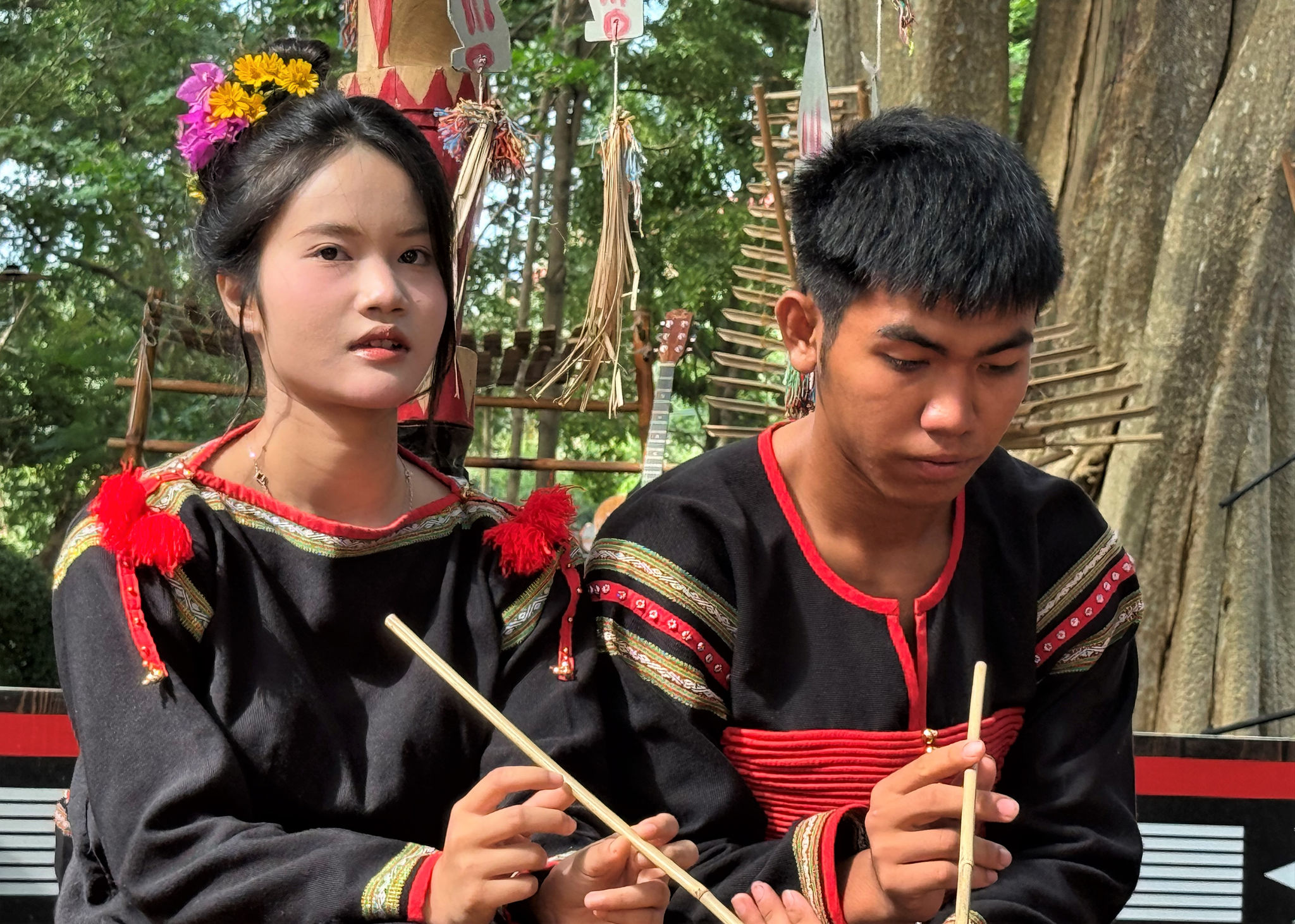 Già làng trao cần rượu cho đôi uyên ương