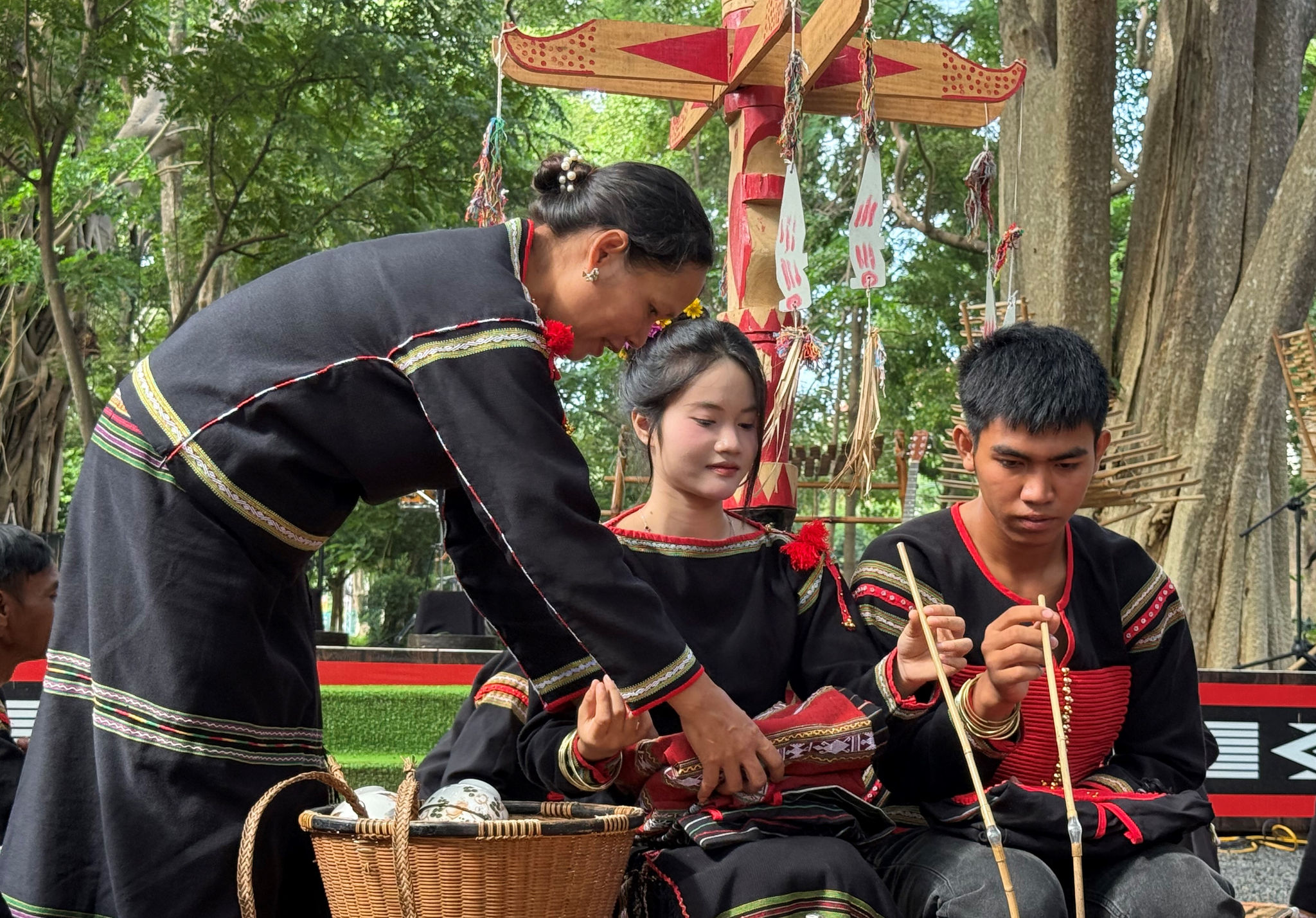 Mẹ chú rể trao tấm chăn thổ cẩm và các hiện vật cho đôi trẻ
