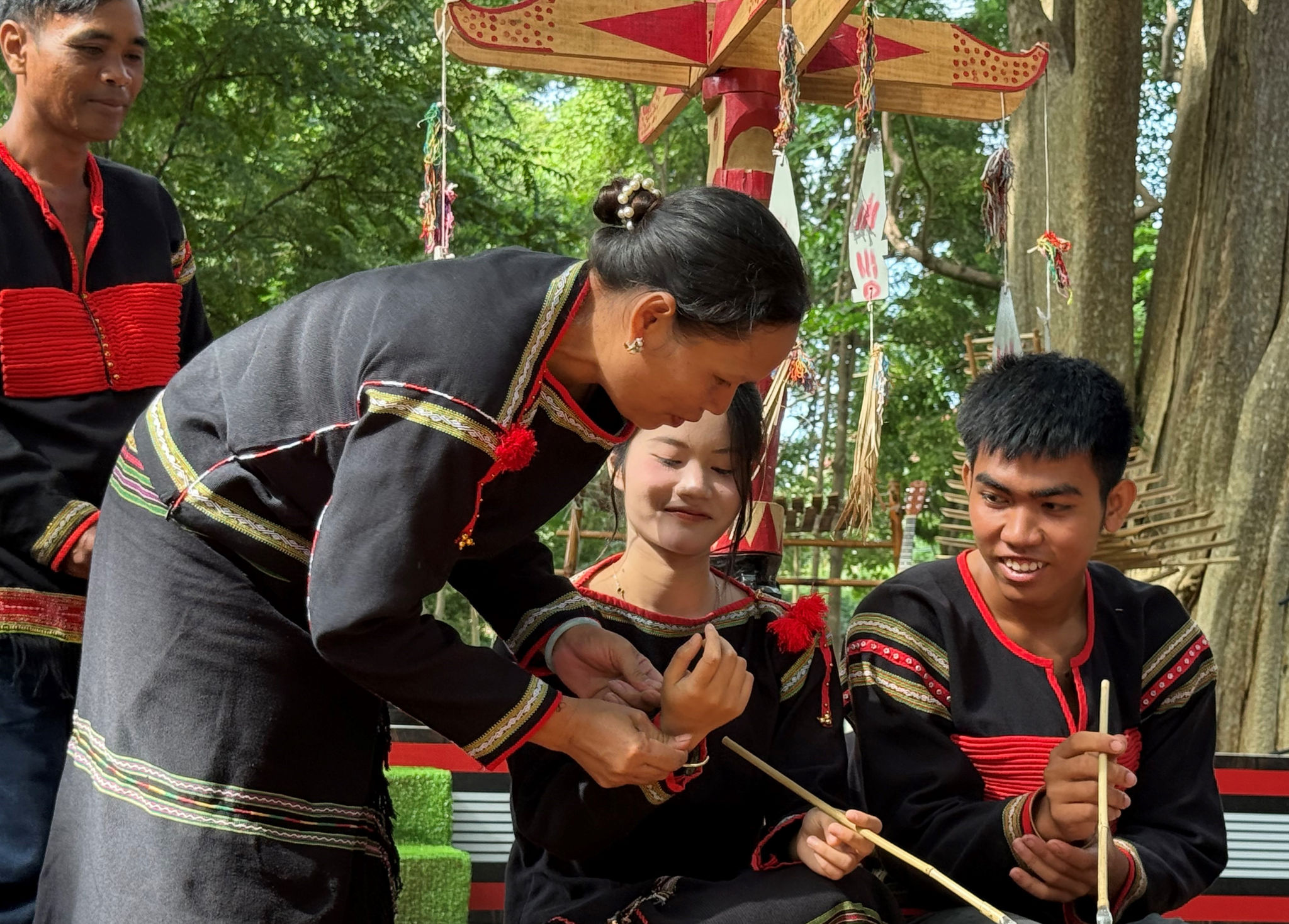 Người thân gia đình trao vòng đồng chúc phúc cho đôi trẻ