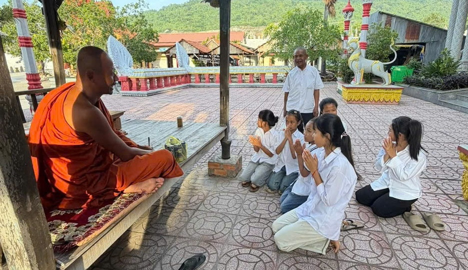 Đại đức Chau Sóc Rinh luôn dành thời gian để trò chuyện cùng cávc cháu học tiếng Khmer tại chùa, qua đó sư nắm được từng hoàn cảnh của các em để hỗ trợ kịp thời khi khó khăn