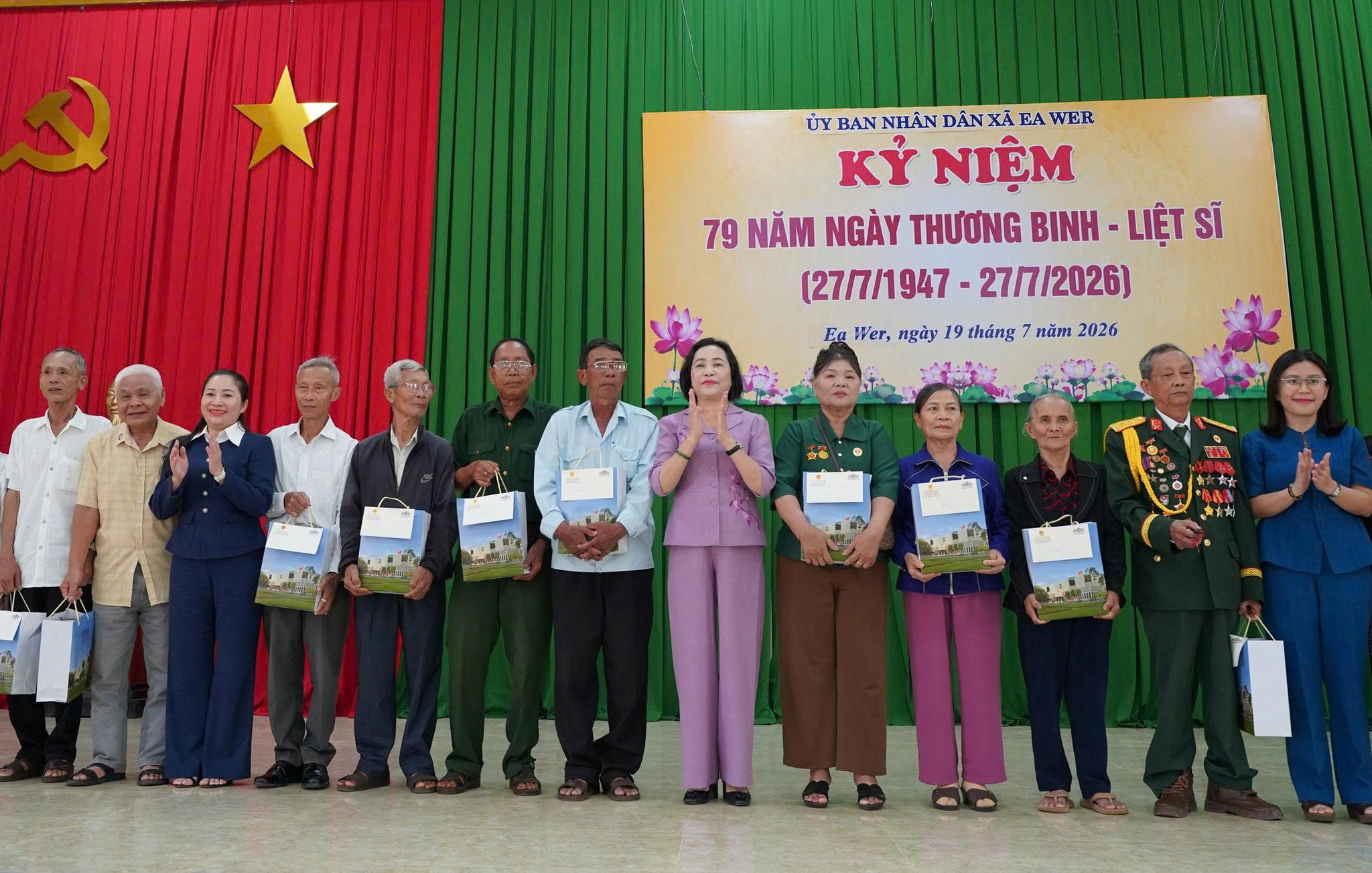Đoàn công tác trao quà tri ân người có công