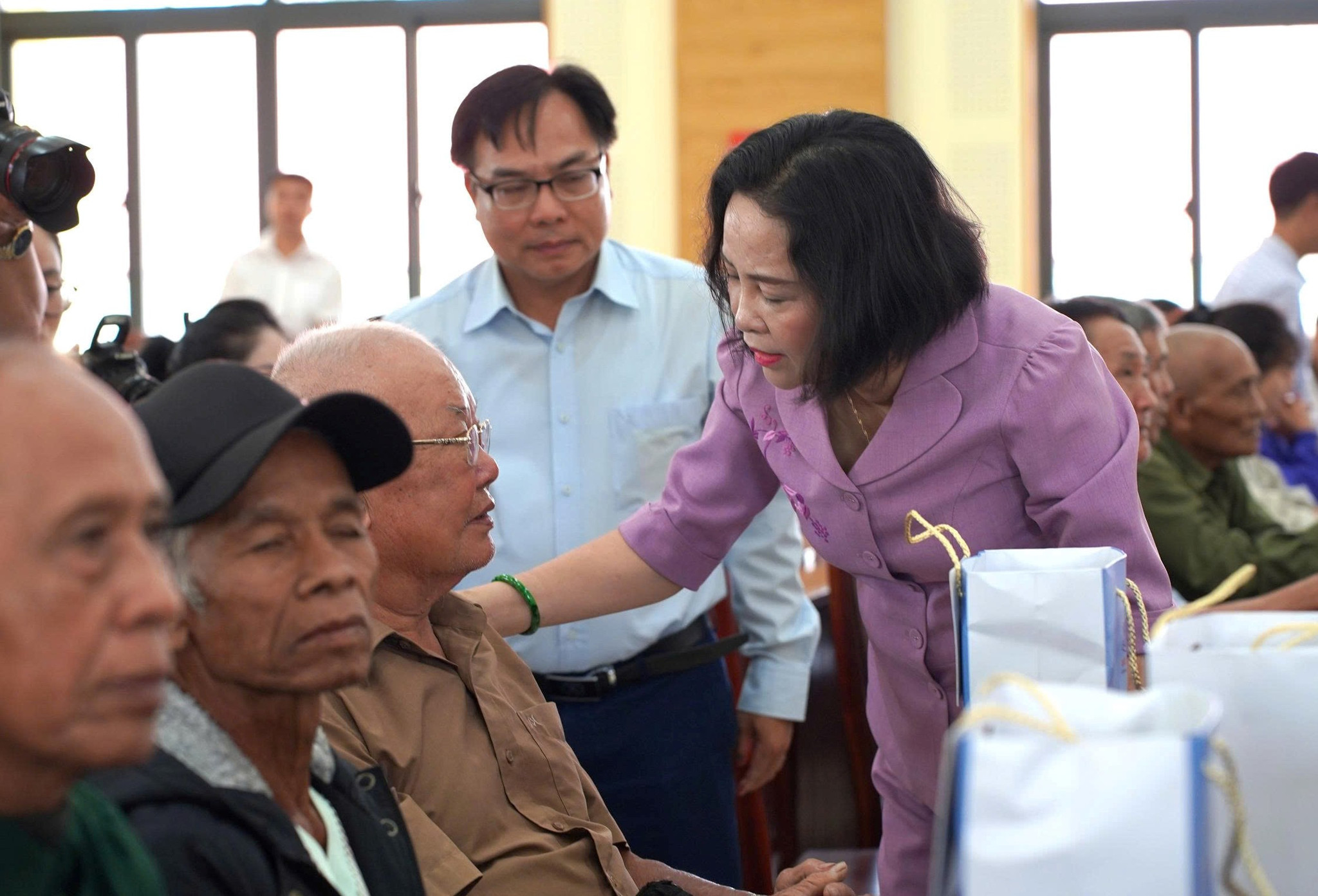 Phó Chủ tịch Quốc hội Nguyễn Thị Thanh ân cần thăm hỏi, tri ân sâu sắc đến người có công với cách mạng