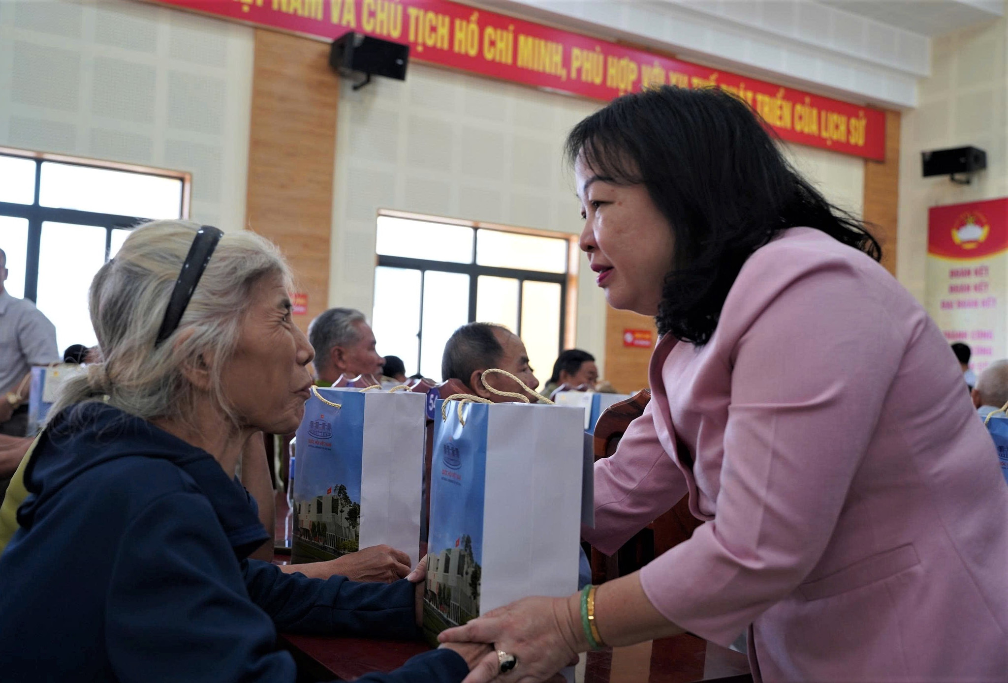 Ủy viên Trung ương Đảng, Phó Bí thư Thường trực Tỉnh ủy Đắk Lắk Cao Thị Hòa An thăm hỏi, tặng quà người có công
