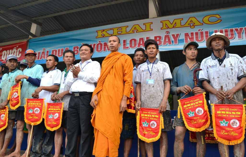 Hoạt động đua bò diễn ra ngay tại sân chùa Tà Miệt Dưới.