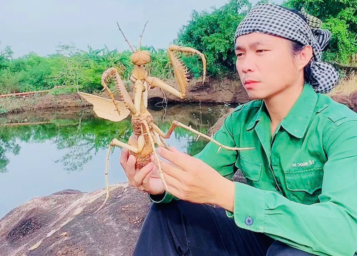 Lê Ngọc Dư - Chú Cuội và tác phẩm bọ ngựa của mình. Ảnh: NVCC