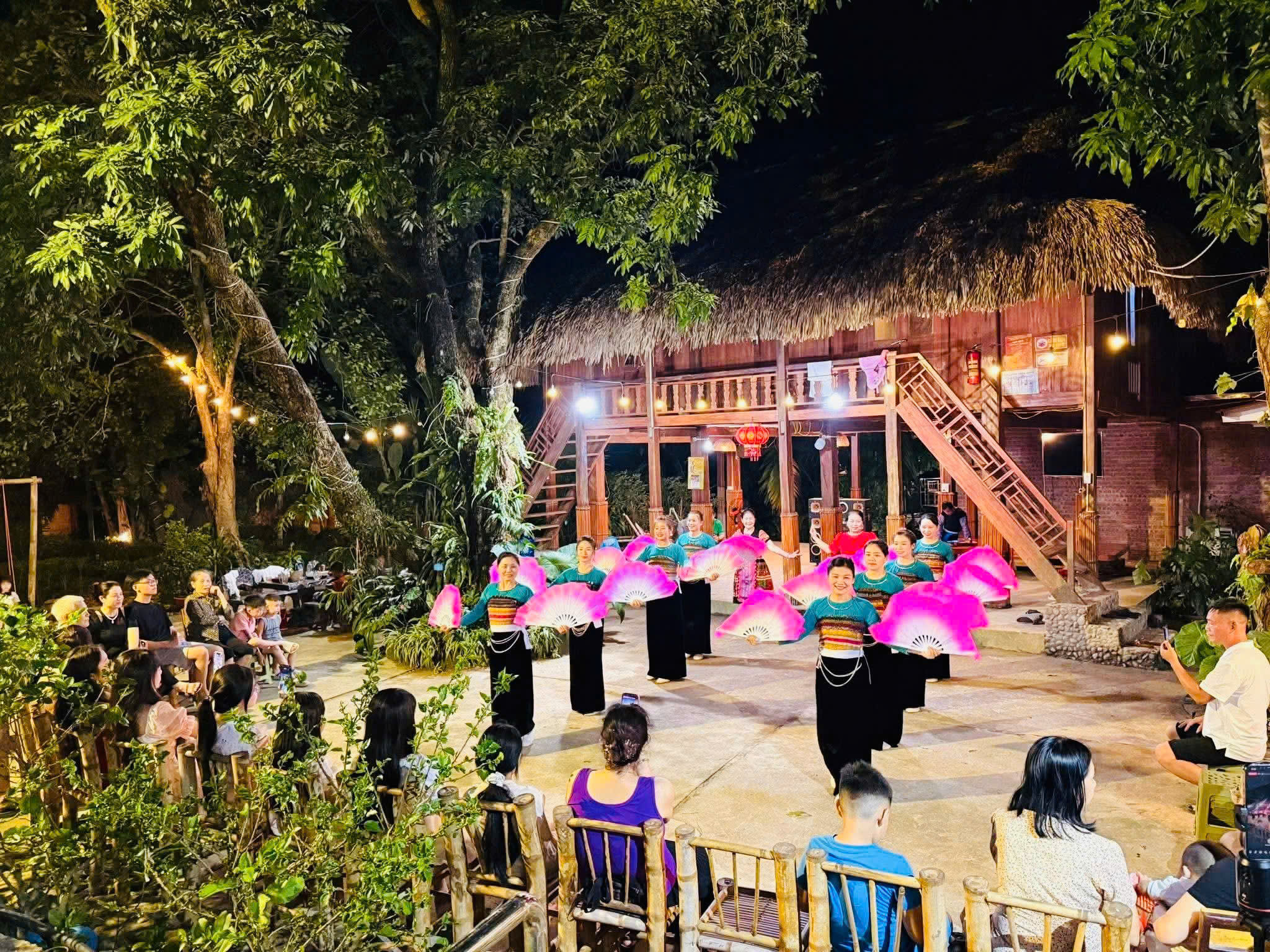 Ngôi nhà sàn của người Thái là nơi để ở và lưu giữ những giá trị văn hóa, phong tục và tình cảm gia đình. Ảnh NVCC
