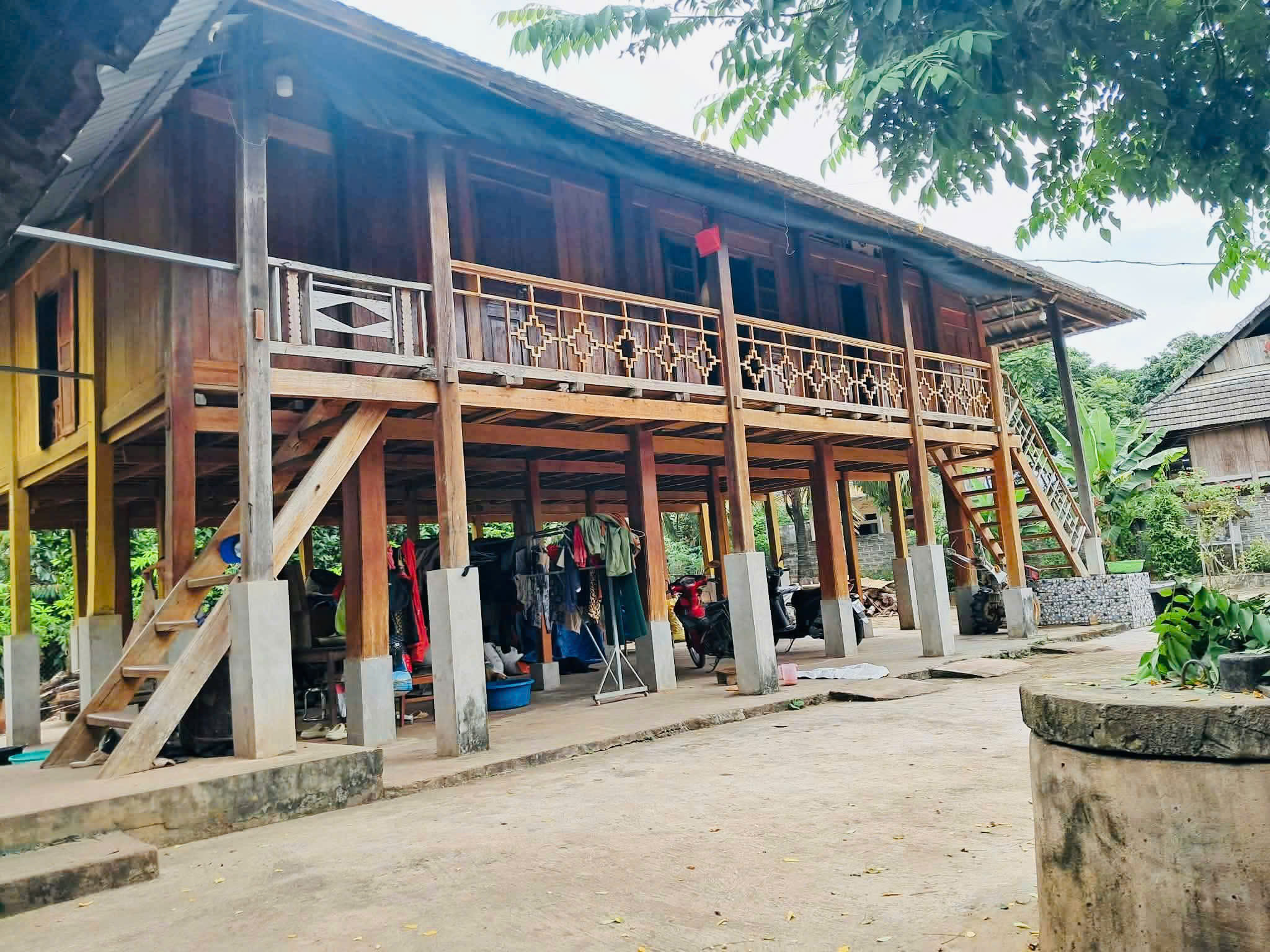 Hai cầu thang giúp phân chia rõ không gian sinh hoạt thường ngày với không gian đón khách và thực hiện các nghi lễ của gia đình. Ảnh: NVCC