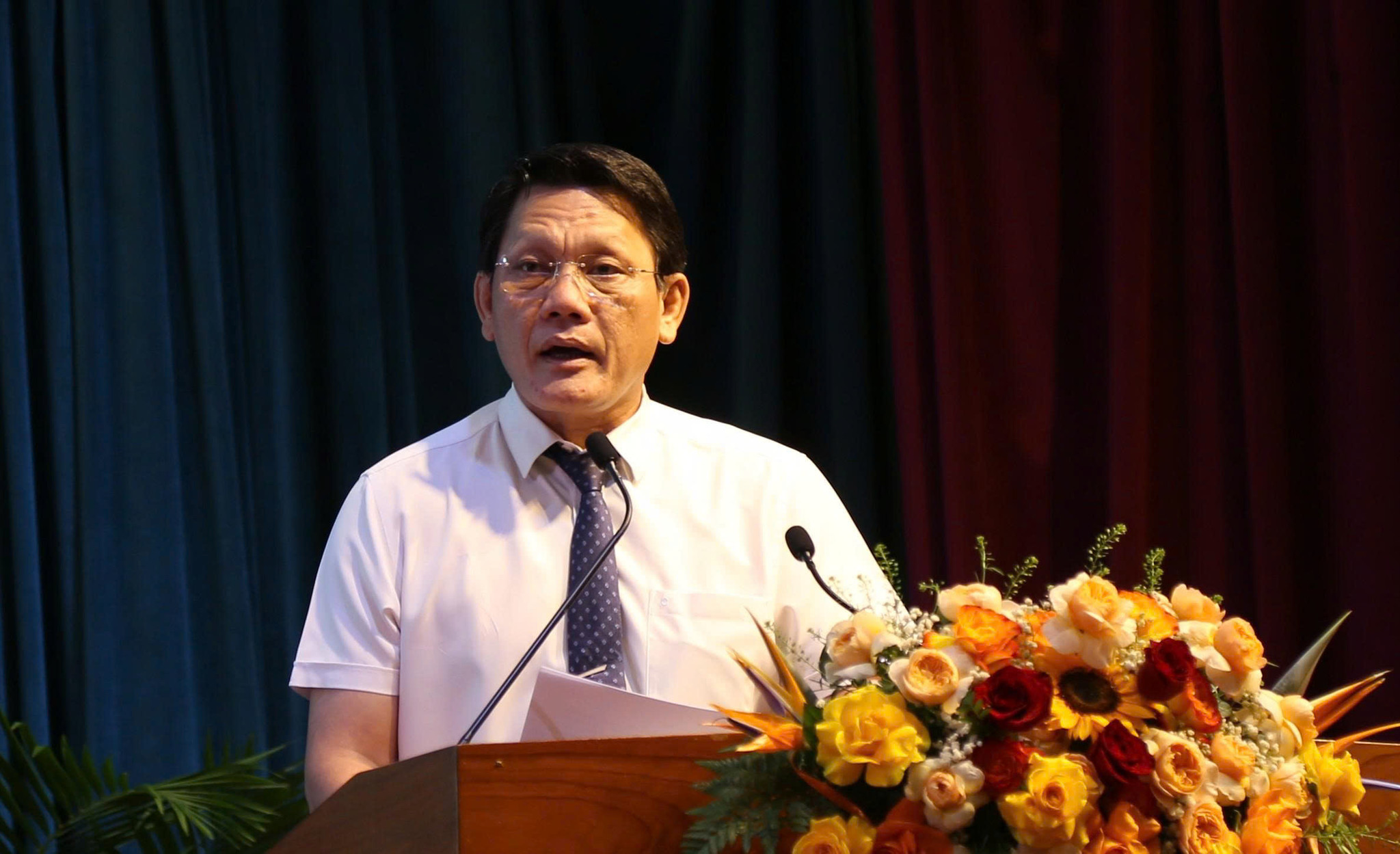 Ông Bùi Trung Hiếu - Phó Giám đốc Sở Văn hóa, Thể thao và Du lịch tỉnh Gia Lai cung cấp thông tin cho báo chí tại buổi họp báo. Ảnh: T.N