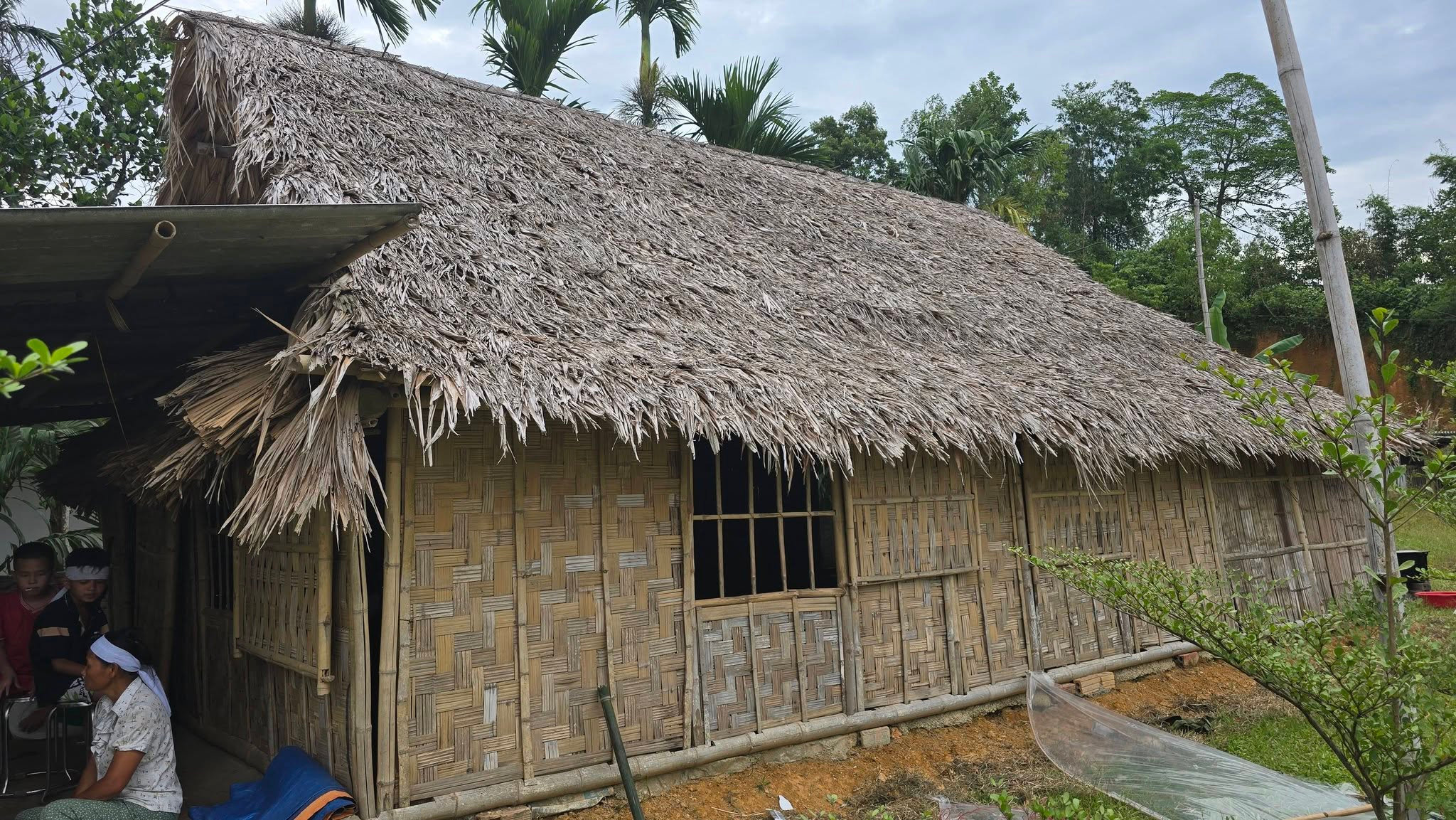 Căn nhà của gia đình một nạn nhân ở xã Điền Quang, nơi cuộc sống vốn đã nhiều khó khăn nay càng thêm chật vật sau vụ tai nạn lao động.