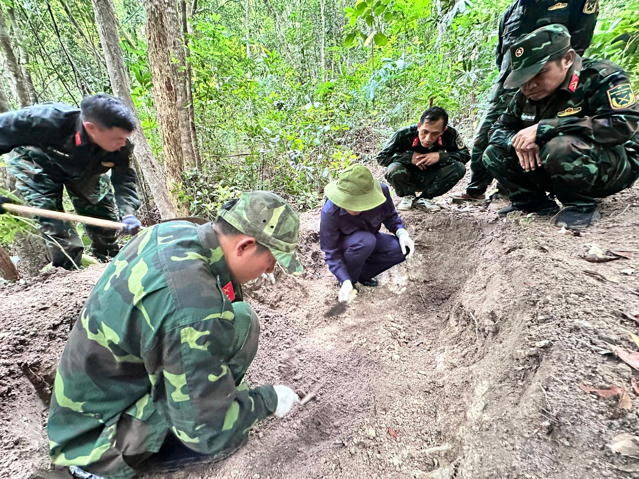 Các cán bộ, chiến sĩ cẩn trọng đào từng lớp đất với hy vọng tìm lại dấu tích của những người lính đã hy sinh hơn nửa thế kỷ trước