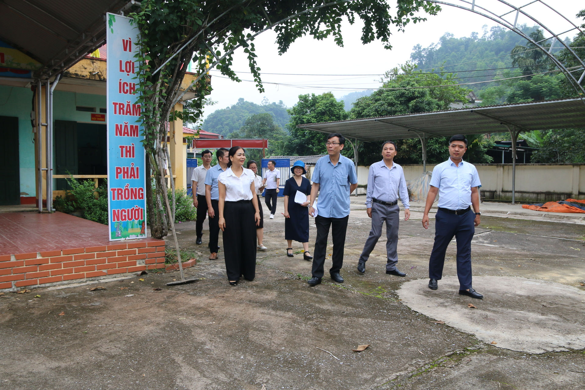 Đoàn công tác kiểm tra các hạng mục nâng cấp Khu B - Trường Tiểu học Tân Tiến được triển khai trong giai đoạn 2024-2025 từ vốn Chương trình MTQG 1719 - 3
