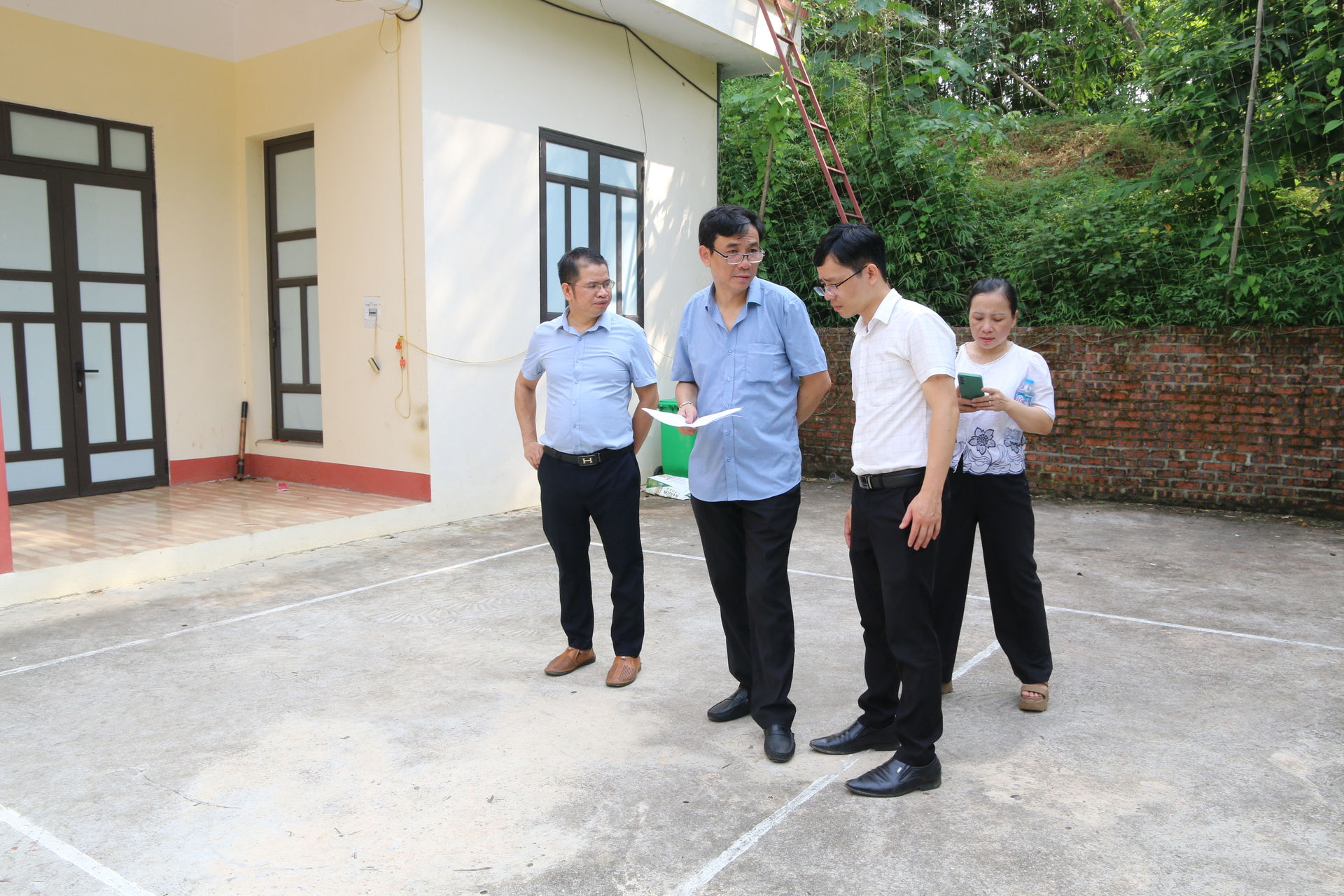 Đoàn kiểm tra công trình nhà văn hóa thôn Lục Bình - xã Phủ Thông được đầu tư năm 2023 từ Chương trình MTQG 1719