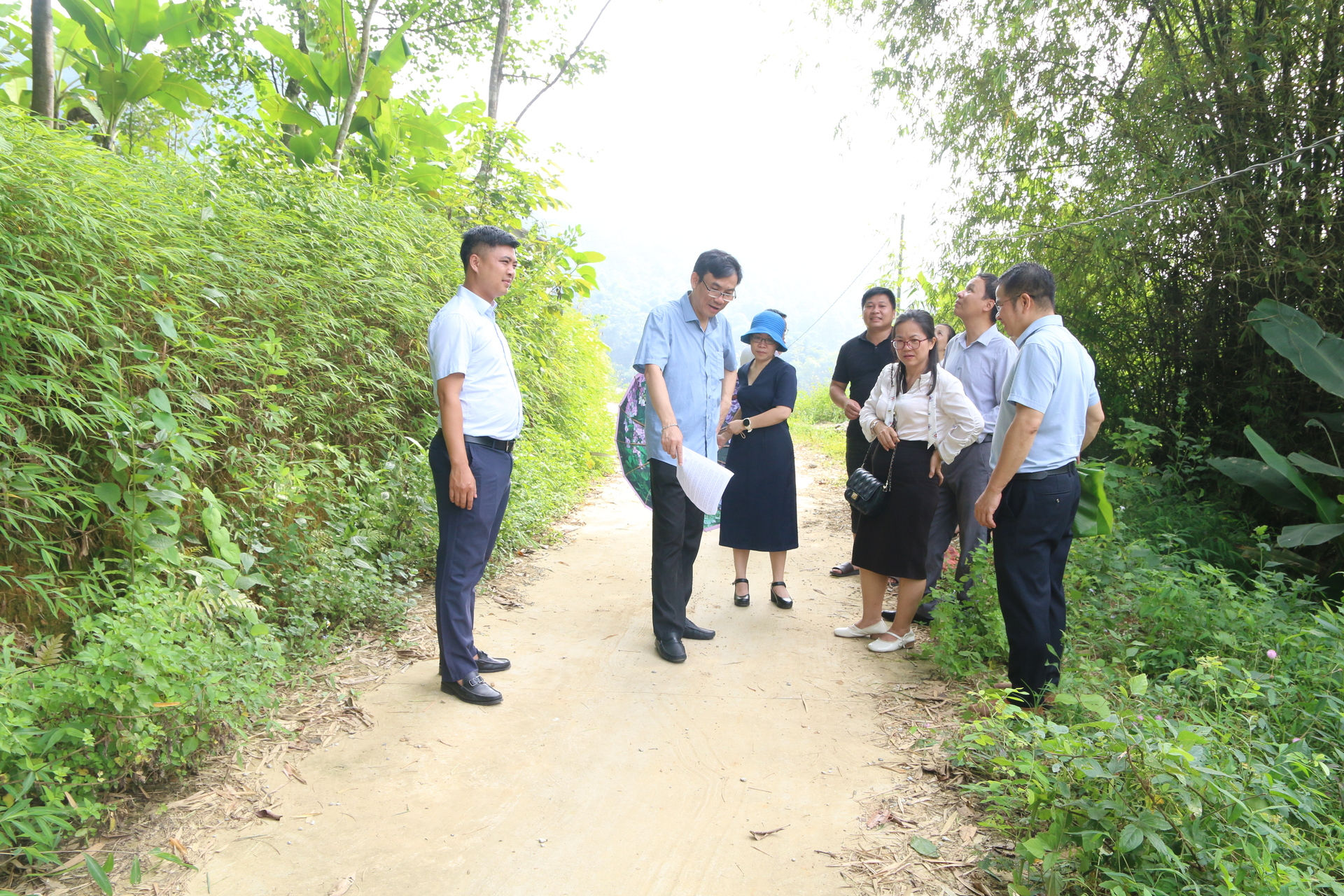 Đoàn kiểm tra tuyến đường Đông Lèo - Kéo Thén thôn Hồng Quân - xã Phủ Thông được đầu tư năm 2025 từ Chương trình MTQG 1719