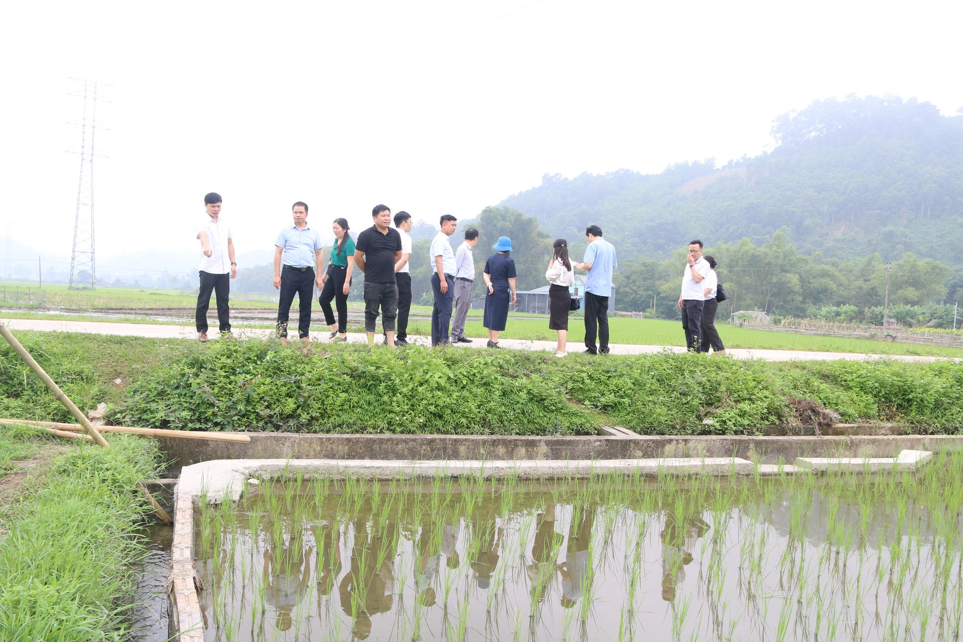 Đoàn kiểm tra tuyến kênh mương thủy lợi Cáng Dào tại thôn Hồng Quân - xã Phủ Thông được đầu tư năm 2025 từ Chương trình MTQG 1719