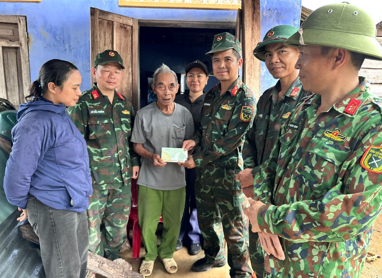 Đội K51 thuộc Bộ Chỉ huy Quân sự tỉnh Đắk Lắk tằng quà tri ân cụ Sô Hỗn