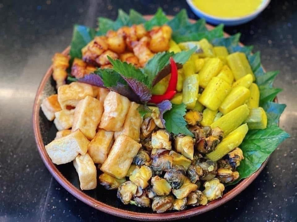Nguyên liệu để nấu món ốc om chuối đậu. Ảnh: Hương Ny