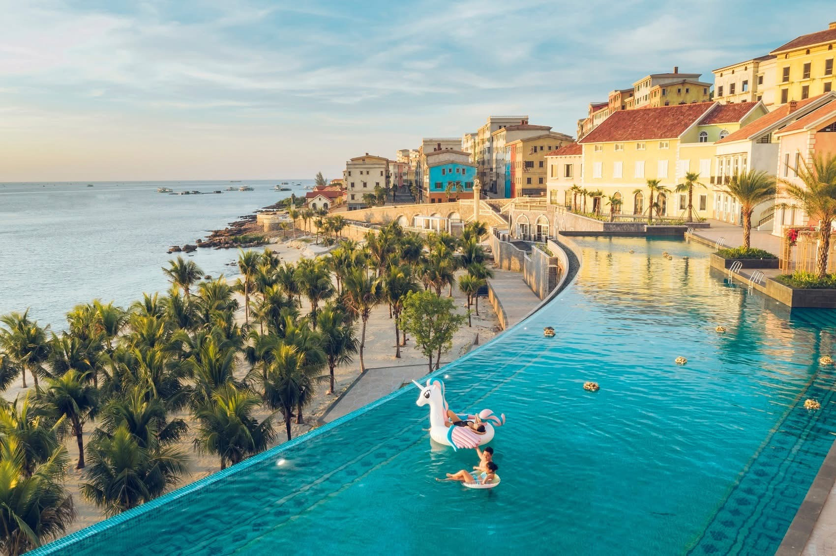 Phú Quốc đang nhanh chóng nổi lên như một trung tâm nghỉ dưỡng cao cấp có mức giá hợp lý tại Đông Nam Á. Ảnh: FC Việt Nam