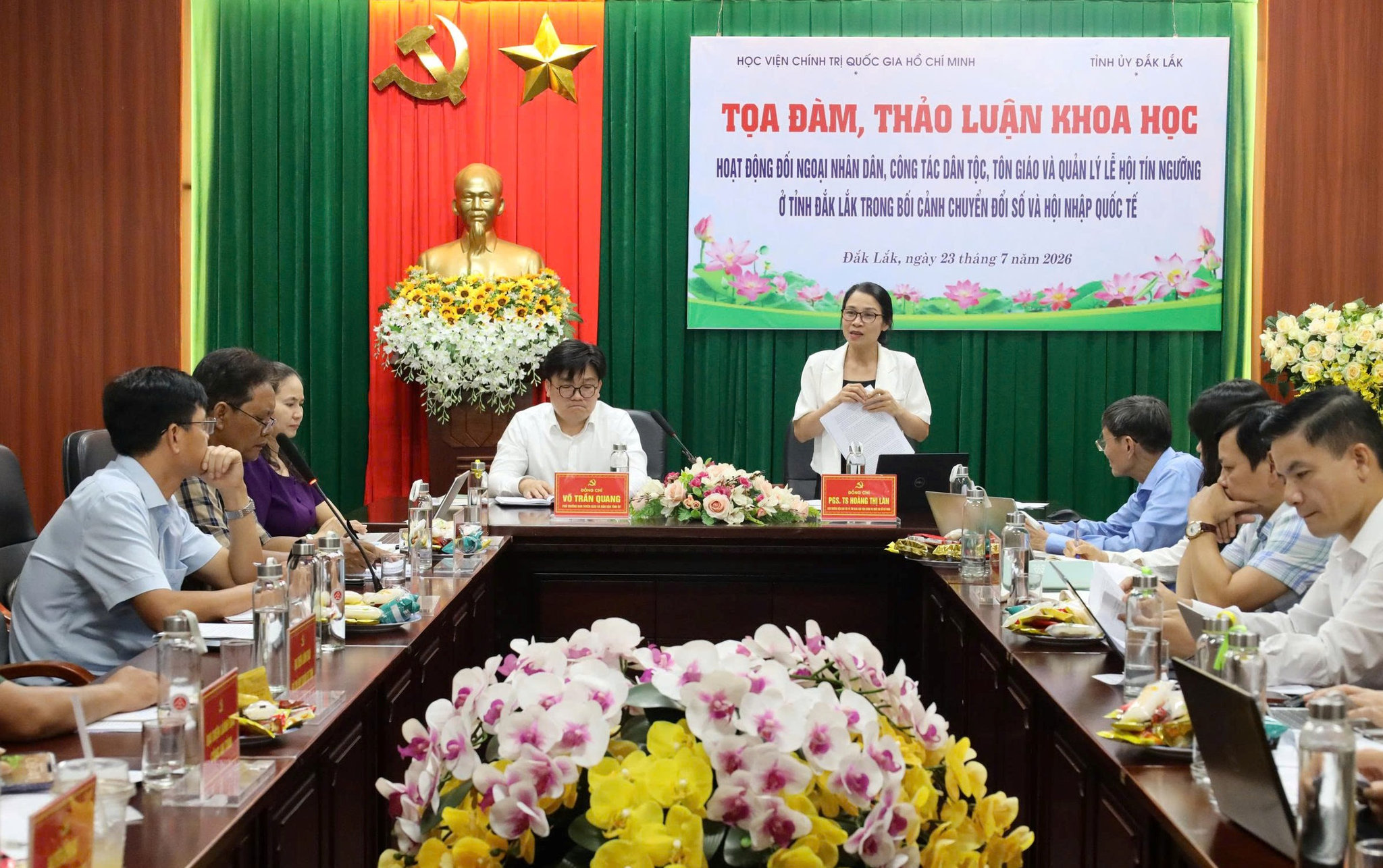 PGS.TS Hoàng Thị Lan, Viện trưởng Viện Dân tộc và Tôn giáo phát biểu tại tọa đàm