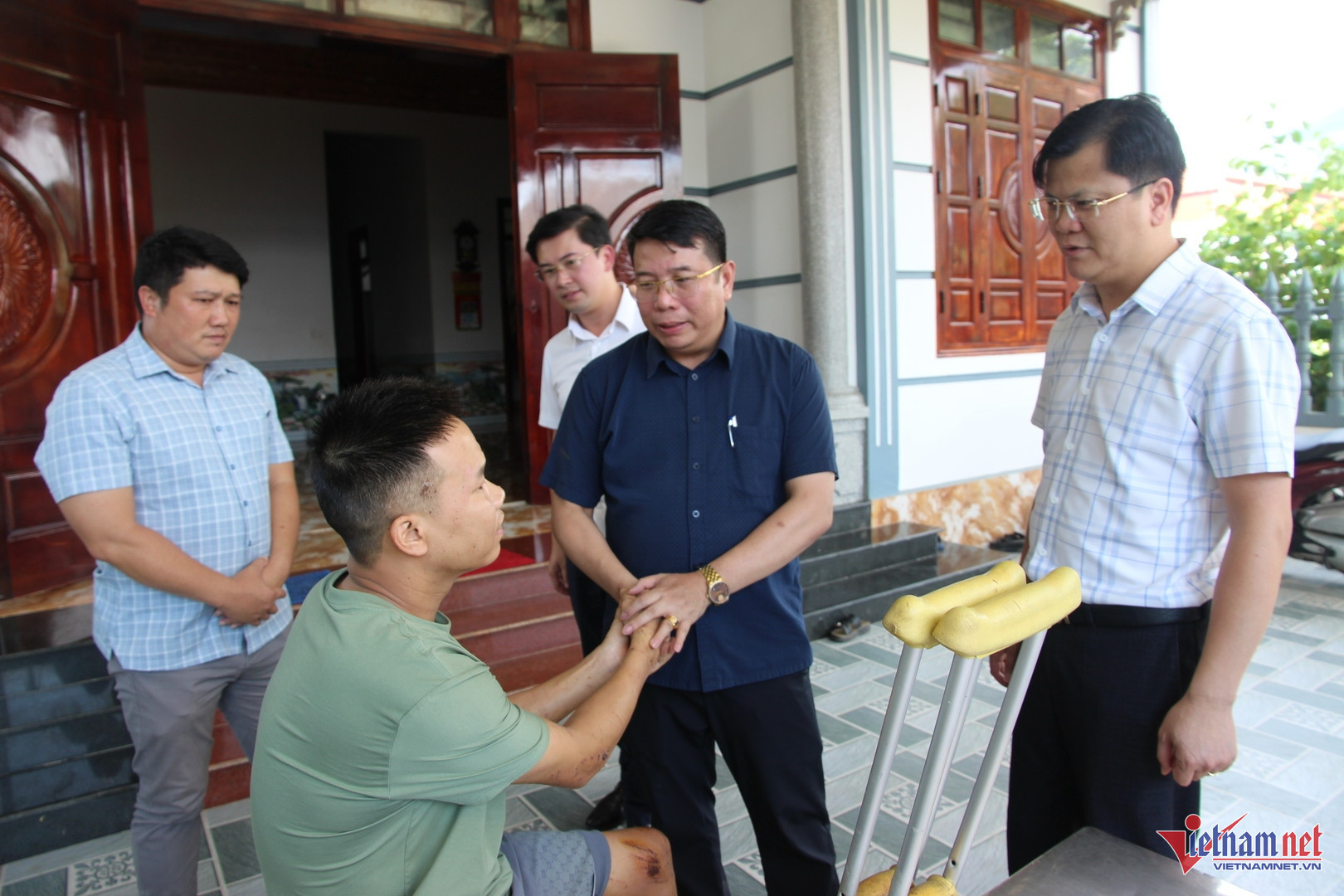 W-Thăm hỏi, động viên anh Phạm Thanh Hải có vợ và 2 con thiệt mạng do mưa lũ.jpg