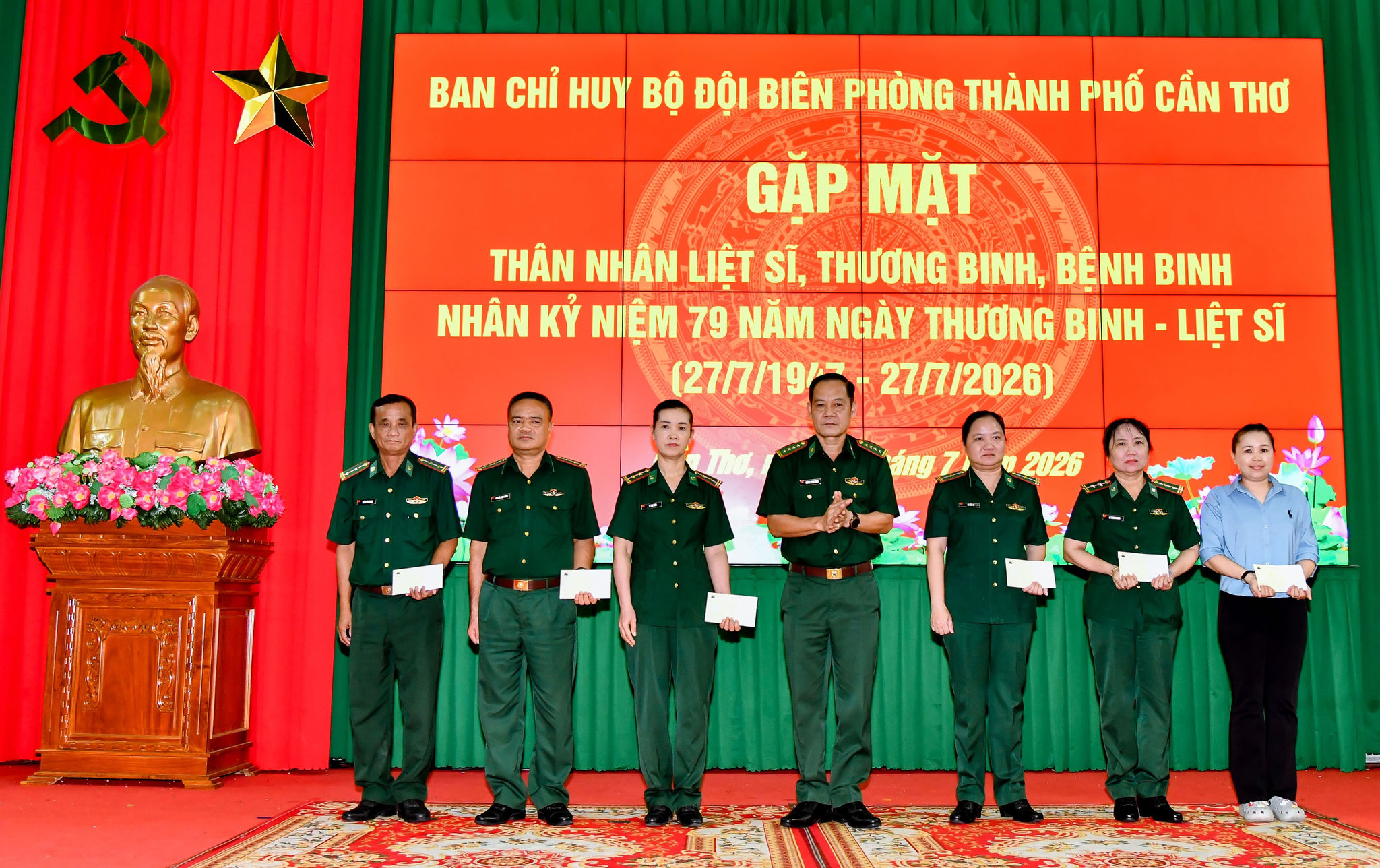 Đại tá Huỳnh Thanh Hùng, Chính ủy BĐBP TP. Cần Thơ tặng quà cho các đồng chí là thân nhân liệt sĩ, thương binh, bệnh binh. Ảnh: Văn Long