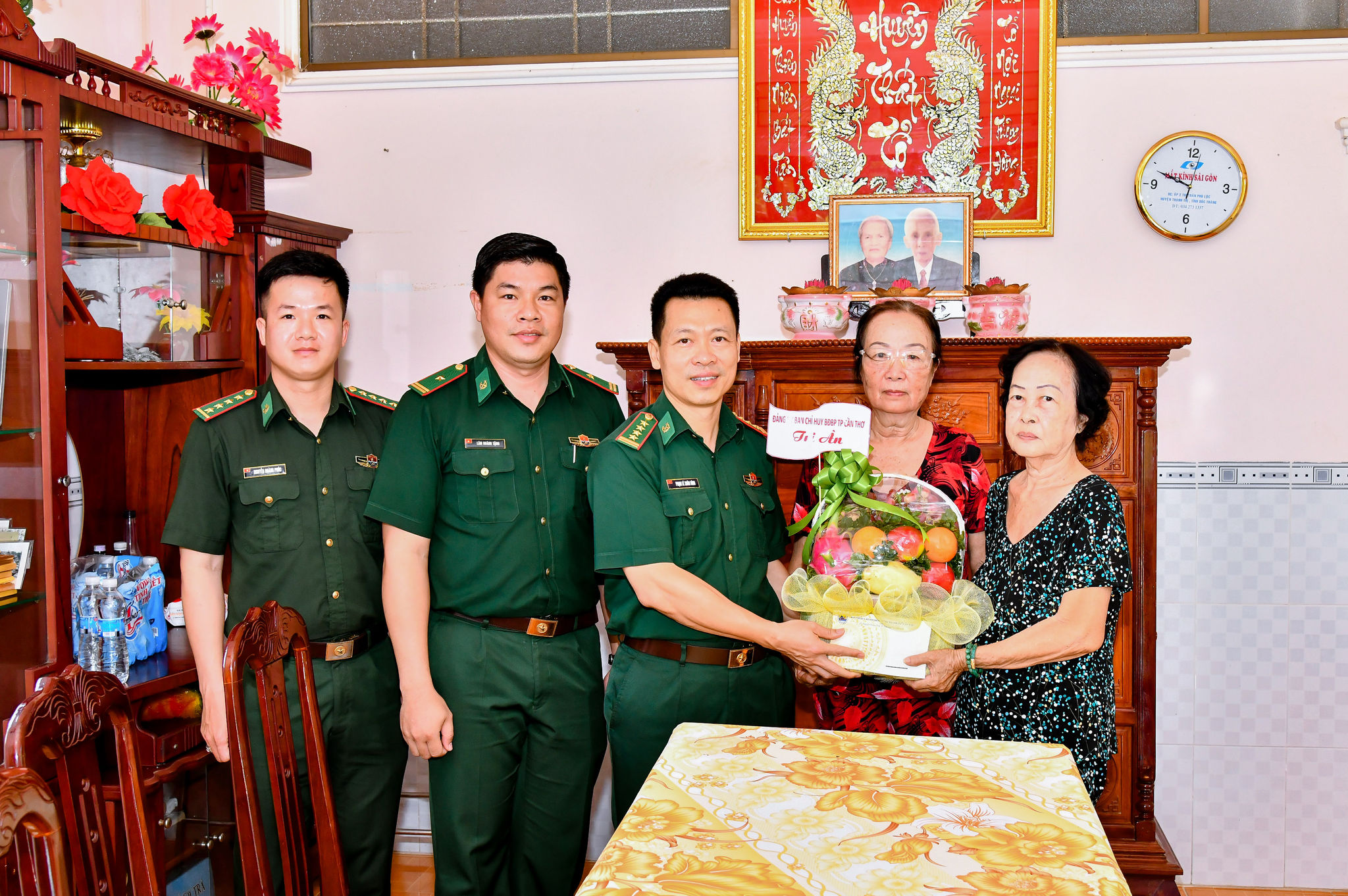 Đại tá Phạm Lê Xuân Bình, Chỉ huy trưởng BĐBP thành phố tặng quà gia đình Liệt sĩ, Anh hùng Lực lượng vũ trang Nhân dân Nguyễn Việt Hùng, nguyên Chính trị viên Đại đội bảo vệ Tỉnh ủy Sóc Trăng (B68).
