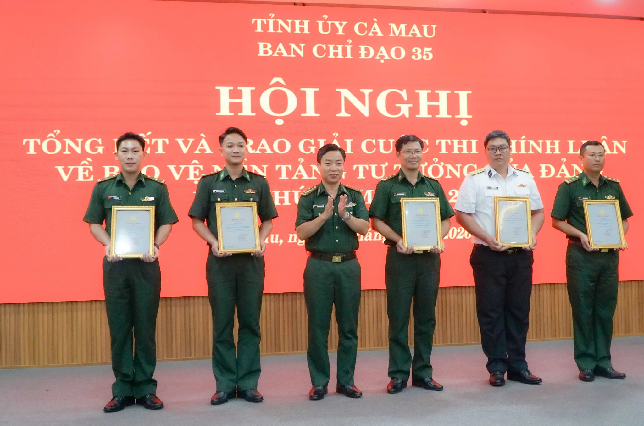 Đại tá Phạm Minh Giang, Chính uỷ Ban chỉ huy BĐBP tỉnh Cà Mau, thành viên Ban tổ chức trao giấy chứng nhận cho các cá nhân đạt giải cao tại Cuộc thi