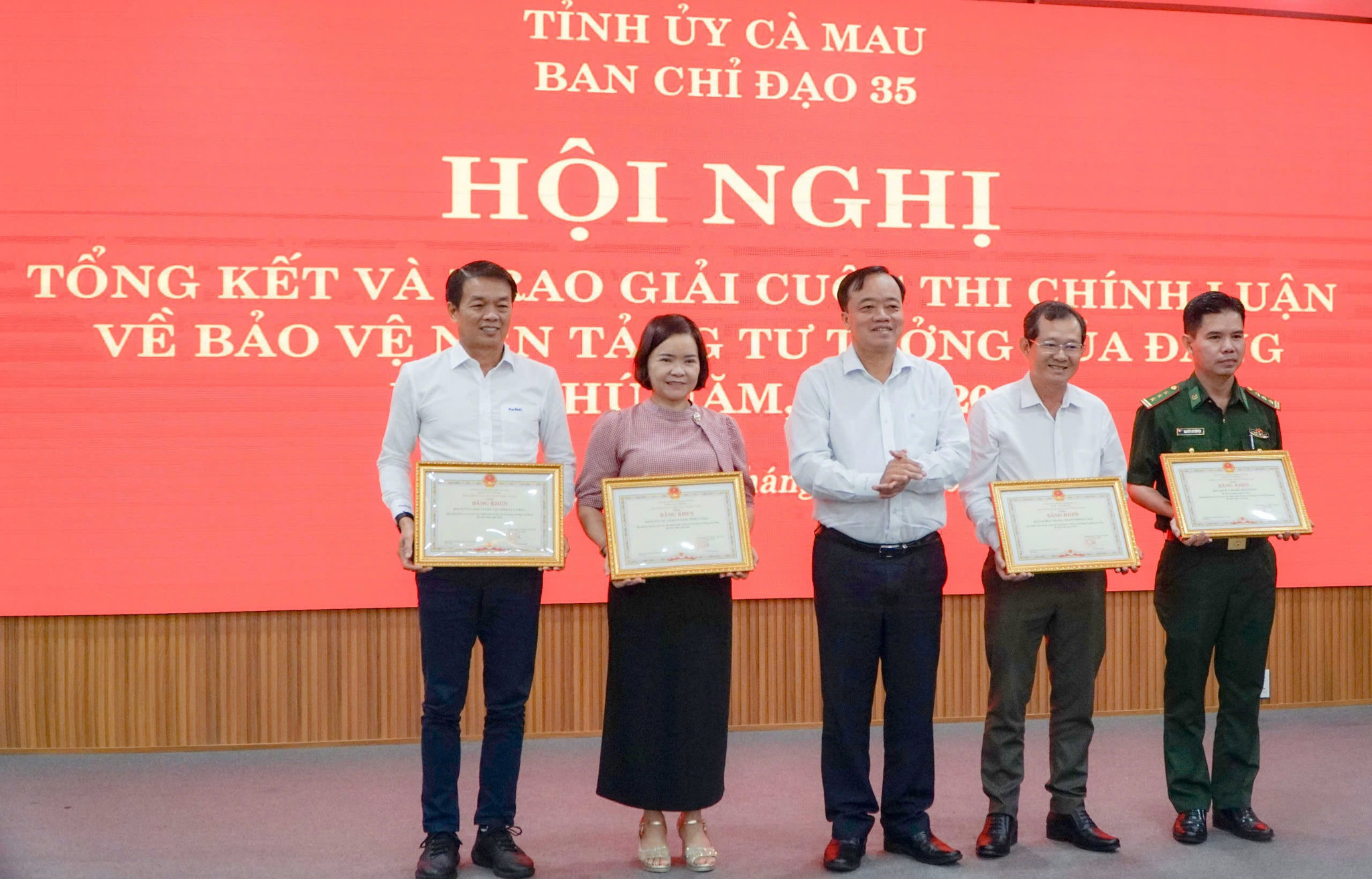 Ông Huỳnh Quốc Việt - Phó Bí thư Thường trực Tỉnh ủy Cà Mau trao Bằng khen của Chủ tịch UBND tỉnh cho 4 Tập thể