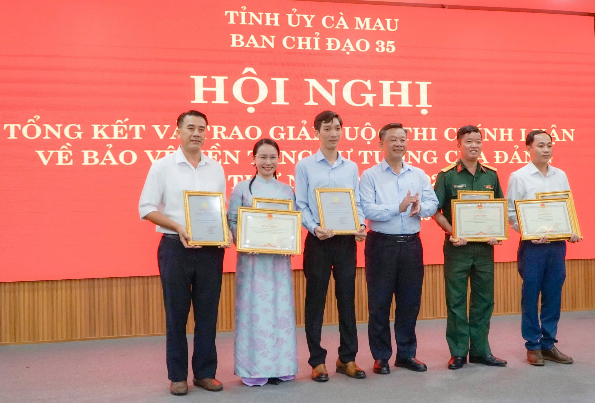 Ông Hồ Trung Việt, Trưởng Ban Tuyên giáo và Dân vận tỉnh Cà Mau, Trưởng Ban tổ chức Cuộc thi trao Bằng khen cho nhóm tác giả, tác giả đạt giải Nhất