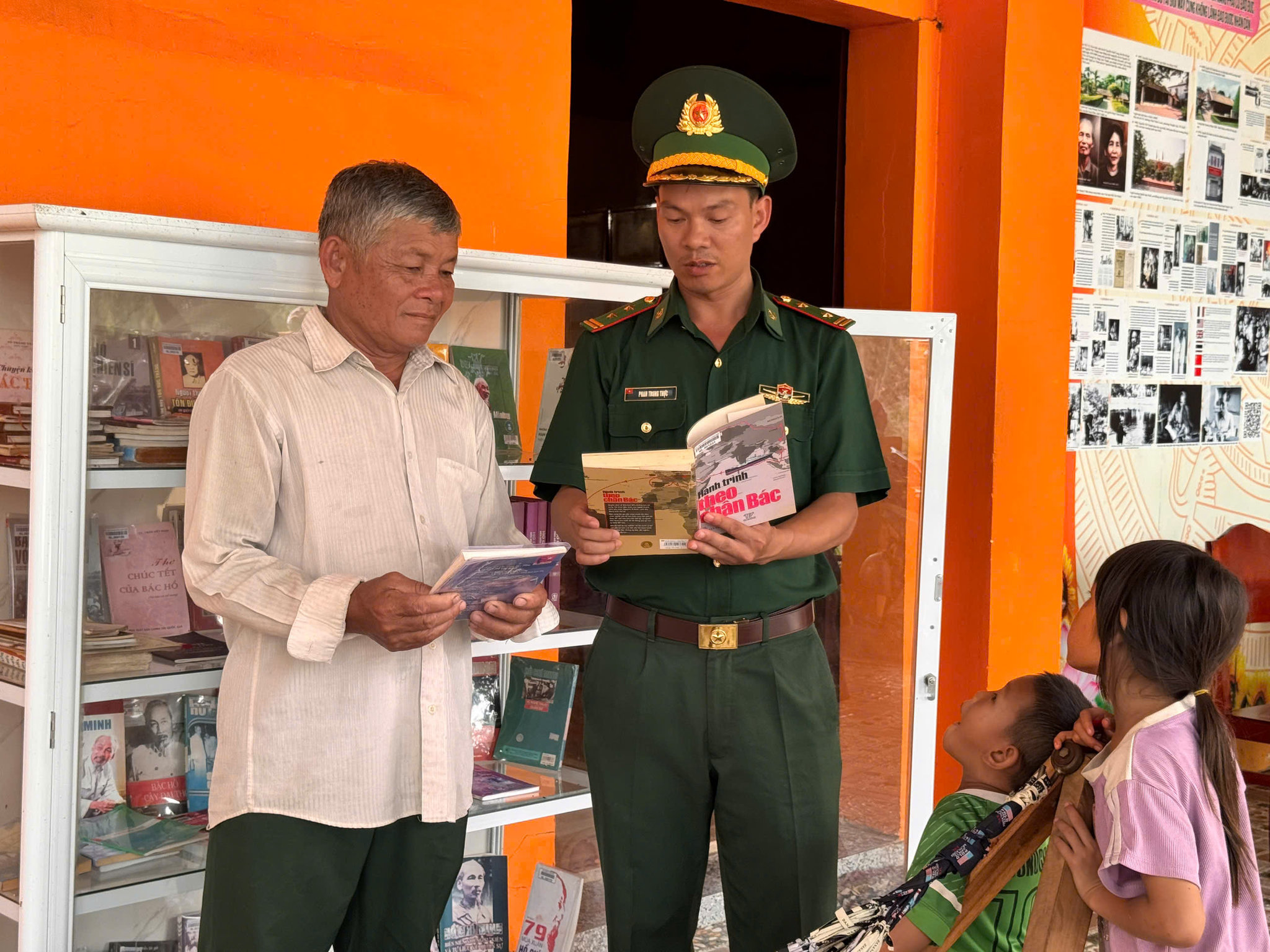 Ông Nguyễn Văn Thăng, Phó Ban Hộ tự chùa Bồng Lai được Trung tá Phan Trung Thực, Chính trị viên Đồn Biên phòng Vĩnh Nguơn giới thiệu những đầu sách quí để giới thiệu đến người dân khi đến chùa