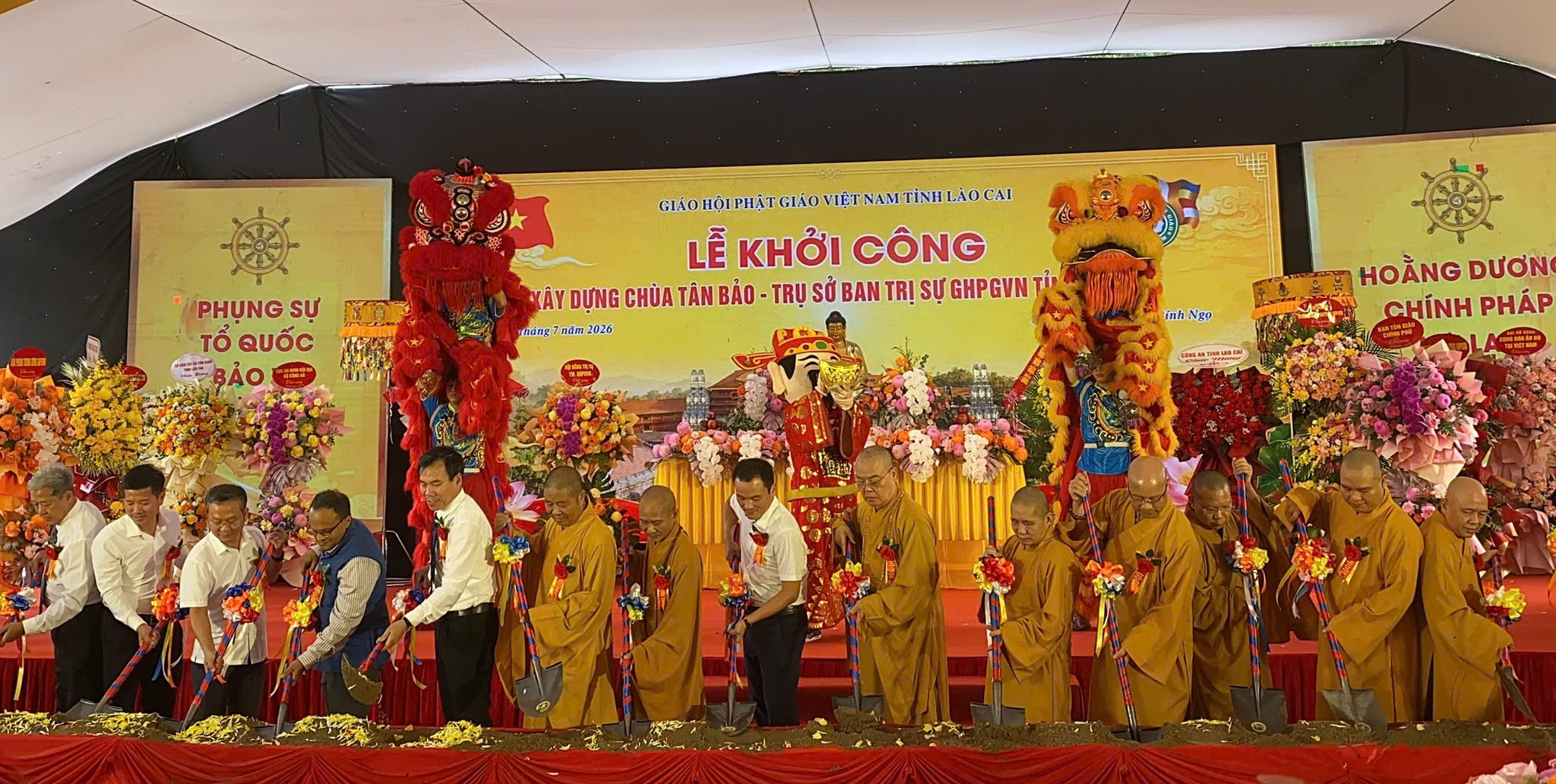Các đại biểu thực hiện nghi lễ khởi công xây dựng công trình. Ảnh: Trọng Bảo