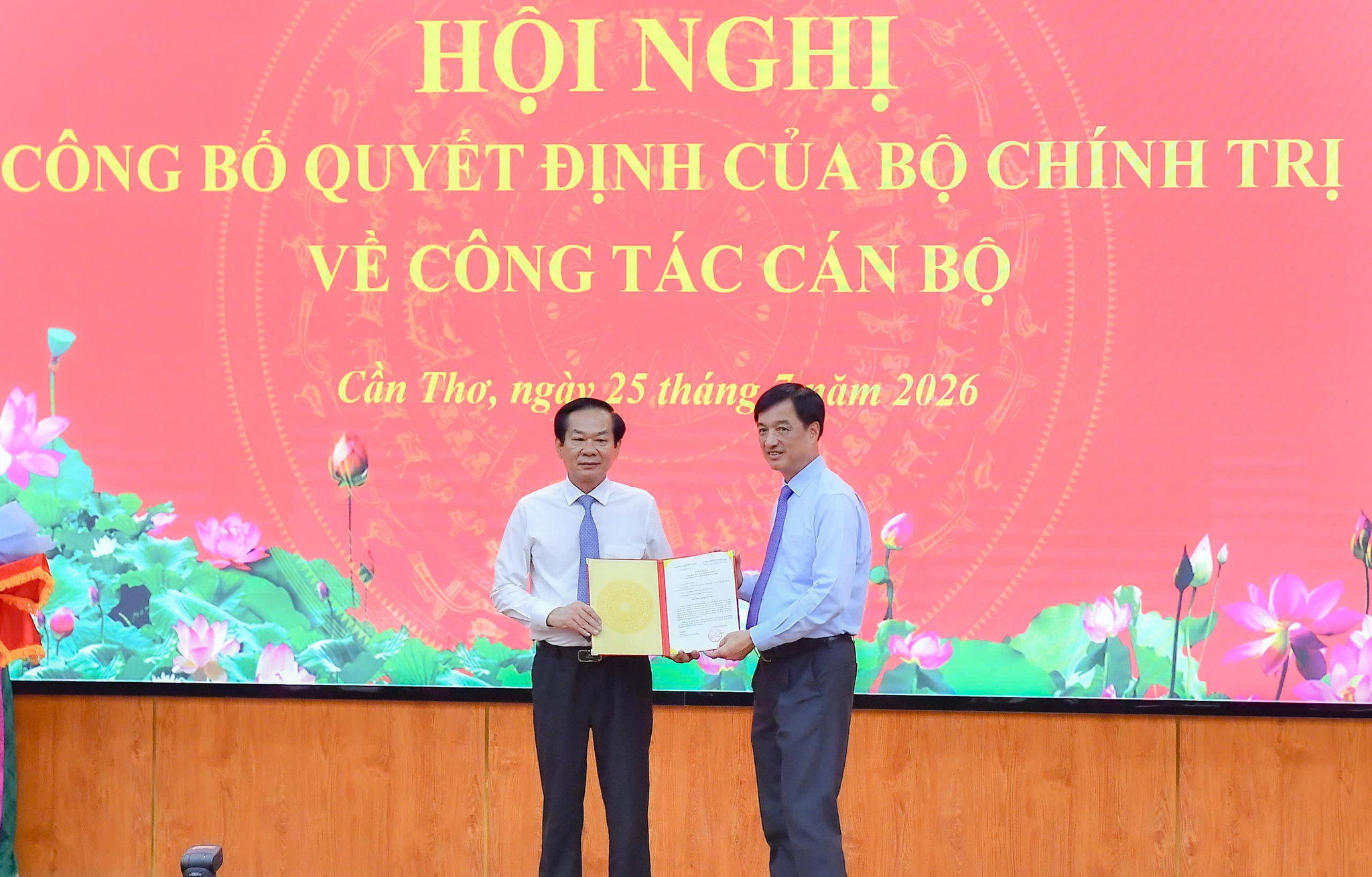 Ông Nguyễn Duy Ngọc Ủy viên Bộ Chính trị, Bí thư Trung ương Đảng, Trưởng Ban Tổ chức Trung ương trao quyết định của Bộ Chính trị đến ông Đỗ Thanh Bình, giữ chức Bí thư Thành ủy Cần Thơ nhiệm kỳ 2025 – 2030