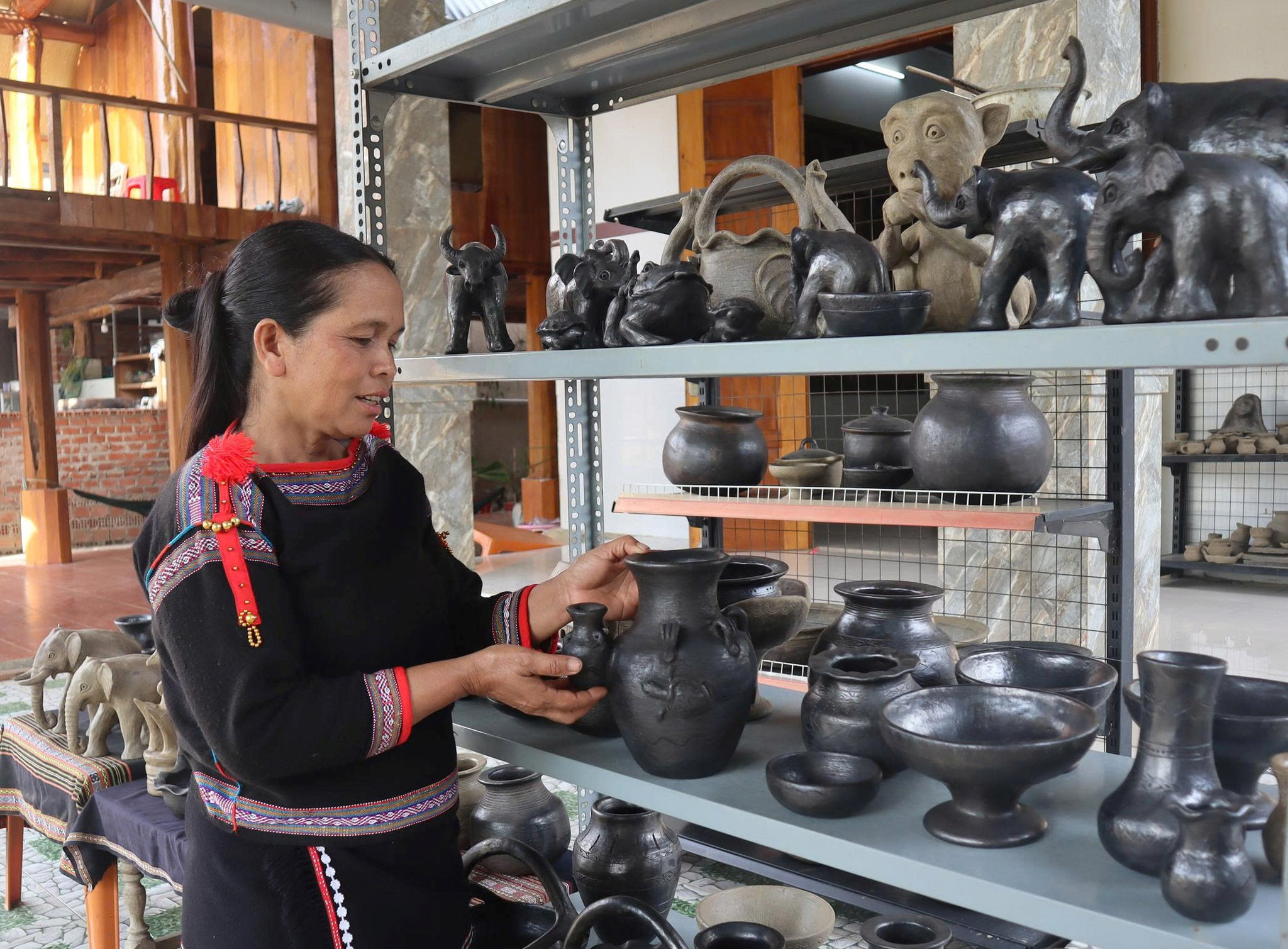 “Chóe mẹ bồng con” của gia đình nghệ nhân H Huyên được công nhận sản phẩm OCOP 3 sao cấp huyện