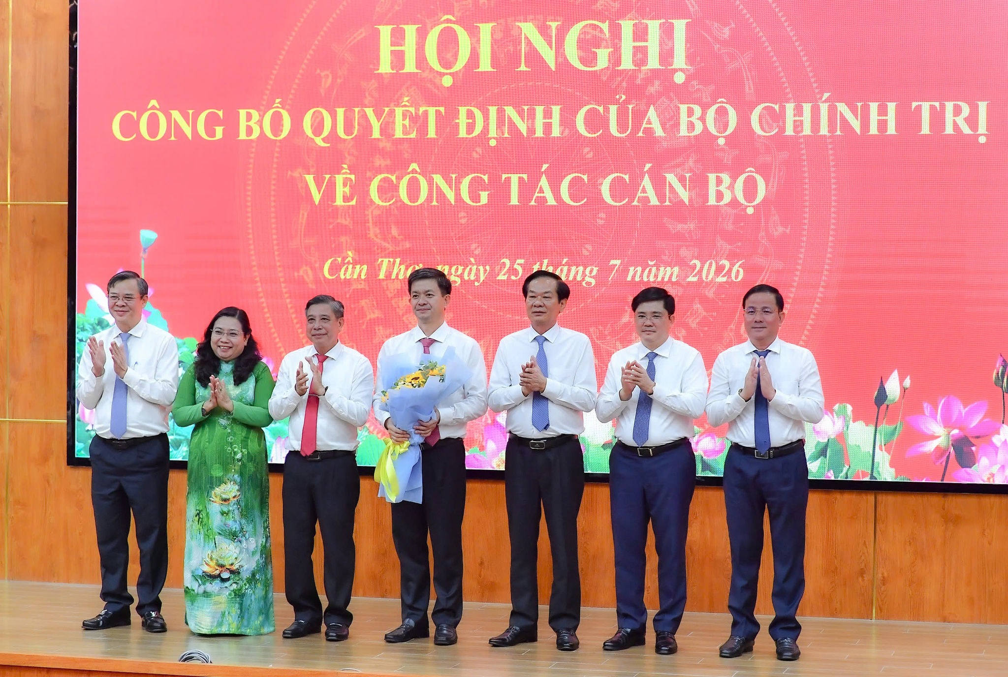 Ông Đỗ Thanh Bình, tân Bí thư Thành ủy Cần Thơ cùng các đồng chí Thường trực Thành uỷ tặng hoa chúc mừng ông Lê Quang Tùng, nguyên Bí thư Thành uỷ Cần Thơ được điều động giữ chức Bí thư Tỉnh uỷ An Giang