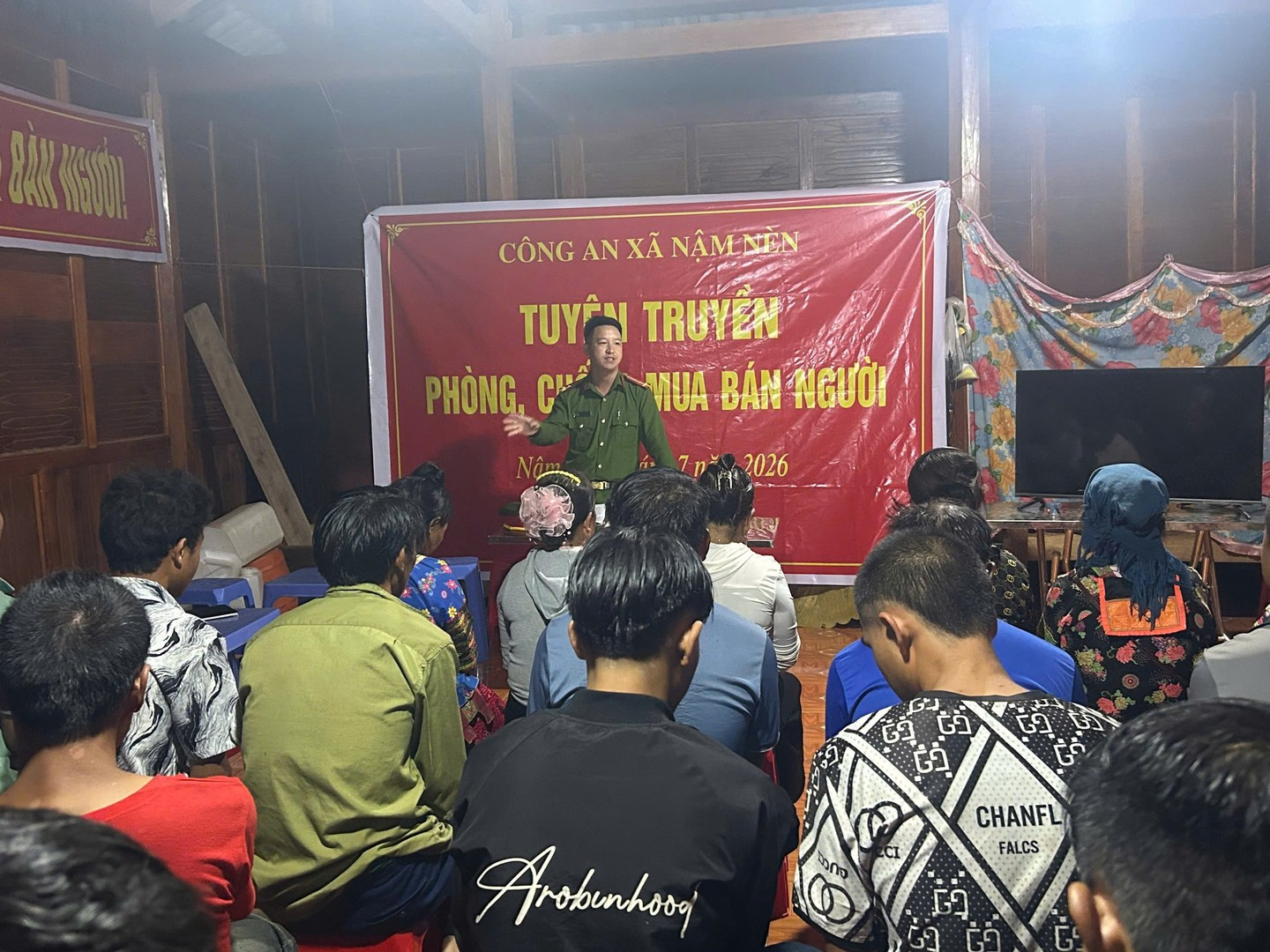 photo-library-20260718191155-69b1956b-6b6f-4c21-bbff-8e7360649fd2-cong-an-xa-tuyen-truyen-phap-luat-ve-phong-chong-mua-ban-nguoi-tai-ia-ban.jpg