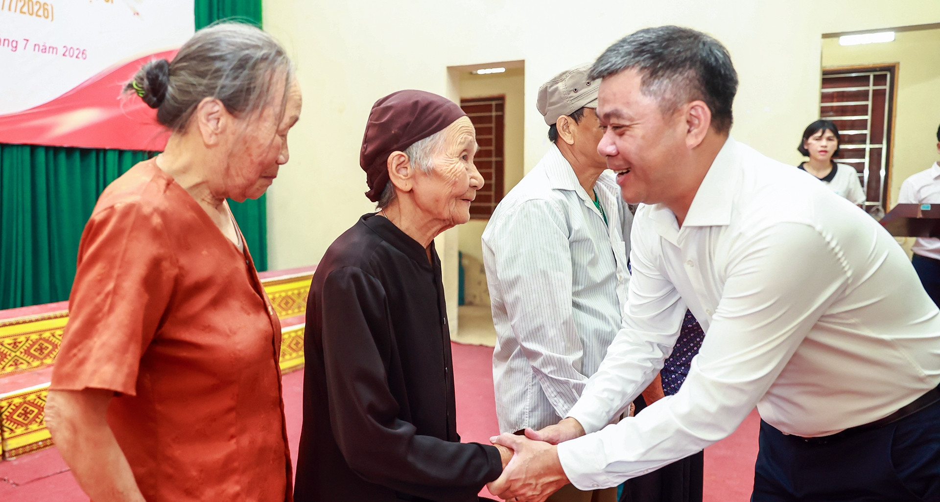 Báo VietNamNet trao gần 200 phần quà nhân Ngày Thương binh - Liệt sĩ ở Vị Xuyên 