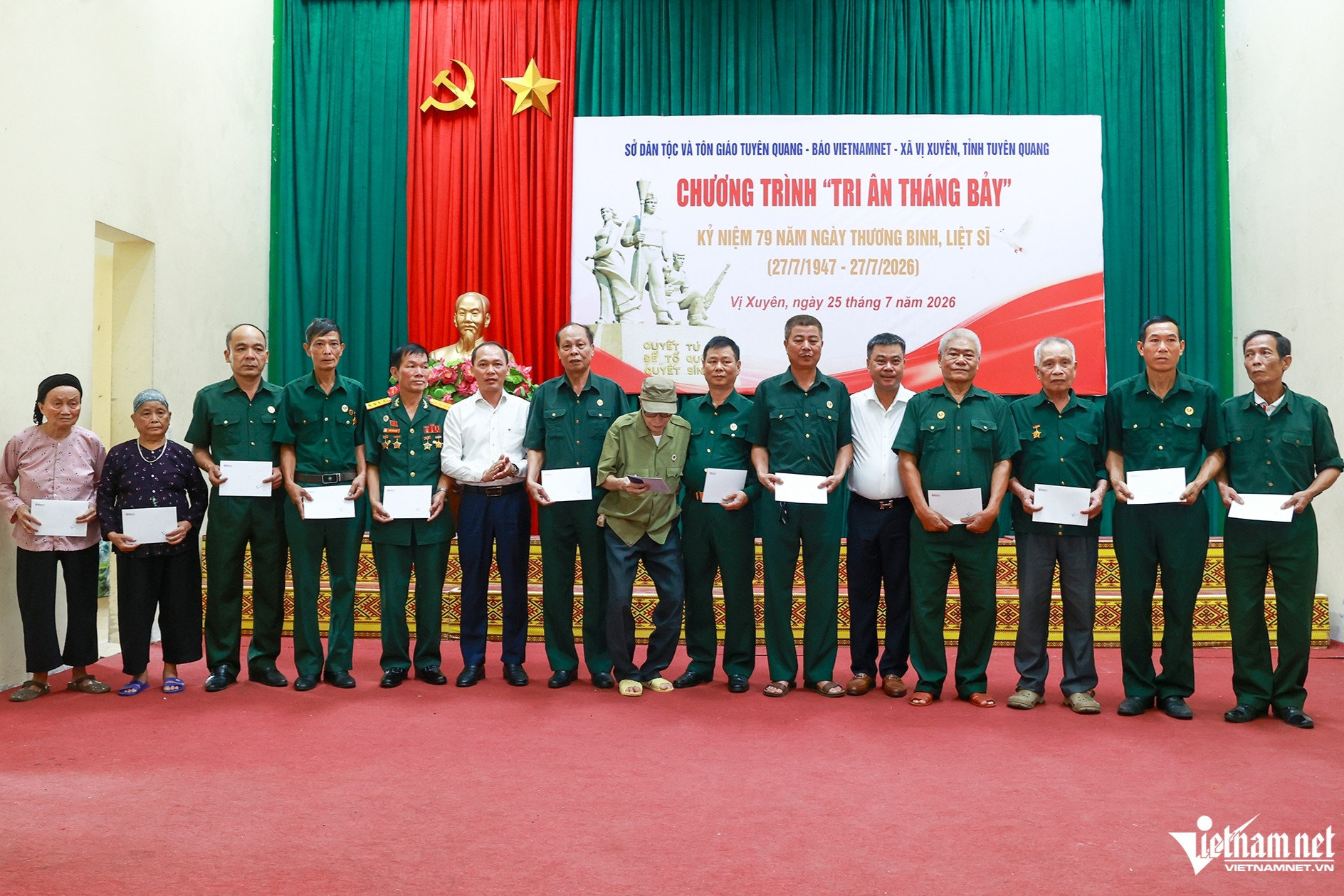 https://static-images.vnncdn.net/vps_images_publish/000001/000003/2026/7/25/bao-vietnamnet-trao-gan-200-phan-qua-nhan-ngay-thuong-binh-liet-si-o-vi-xuyen-722.jpg