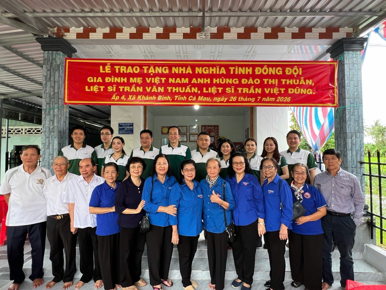 Ban tổ chức chụp ảnh lưu niệm cùng gia đình