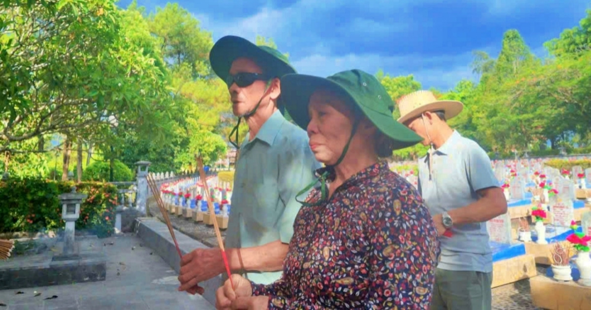 Con đưa đi viếng đồng đội ở nghĩa trang liệt sĩ, cựu binh nói ‘đã mãn nguyện’ 