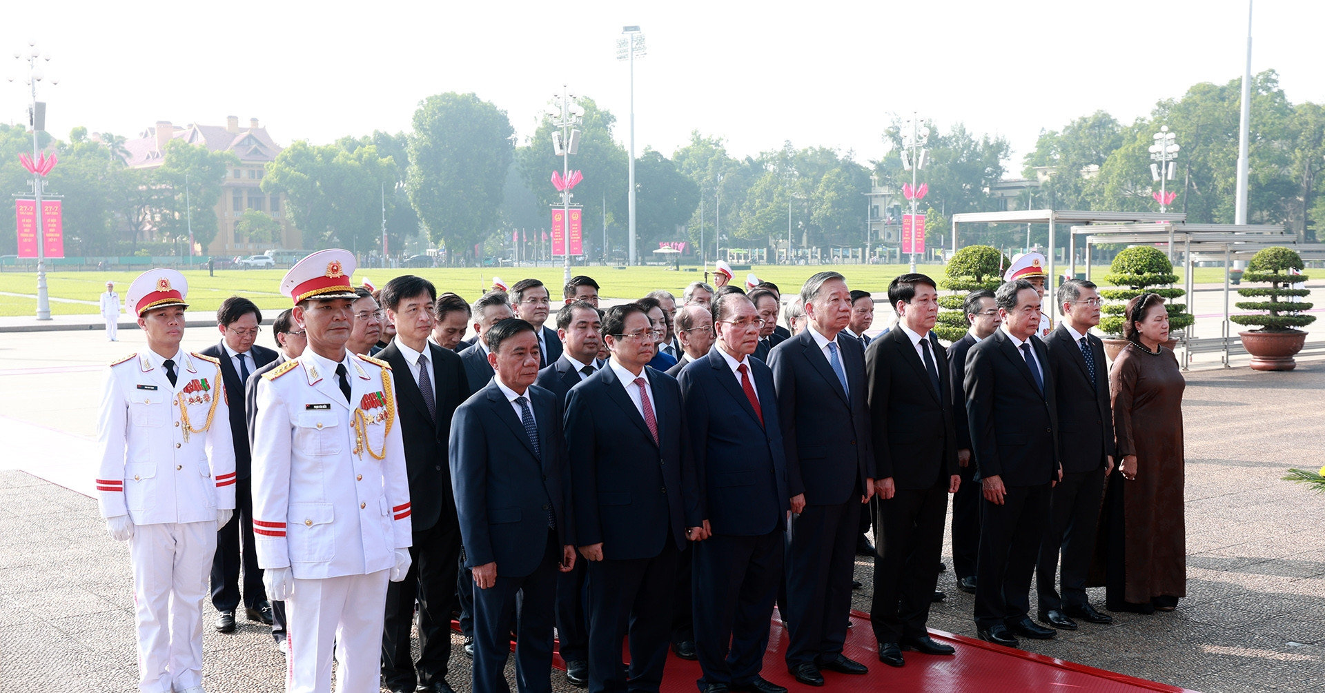 Lãnh đạo Đảng, Nhà nước tưởng niệm các Anh hùng liệt sĩ, vào Lăng viếng Bác 