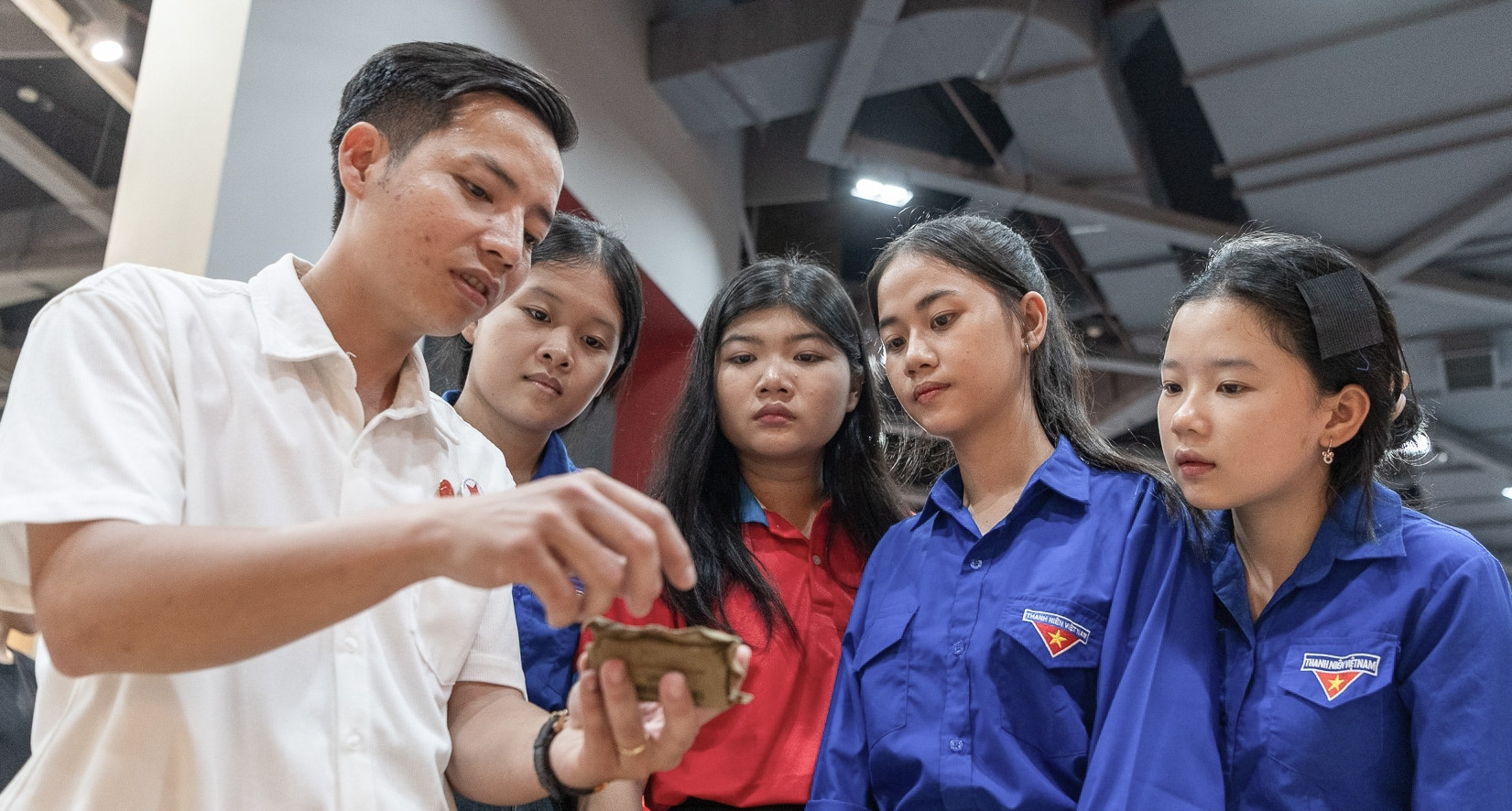 Người trẻ chạm vào ký ức chiến tranh qua từng kỷ vật và lời kể nhân chứng 