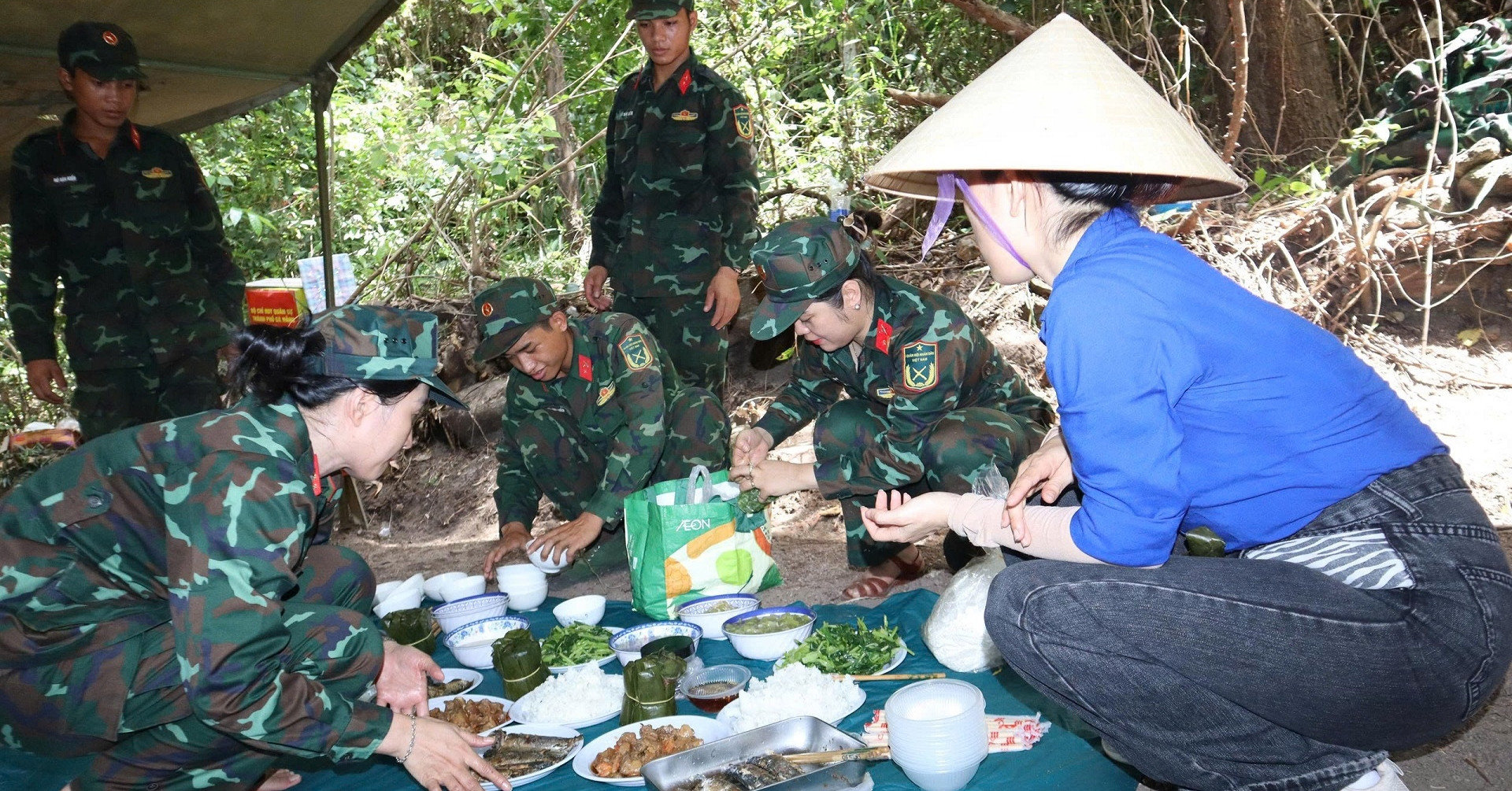 Nữ quân nhân mang cơm nóng vượt rừng tiếp sức đồng đội tìm kiếm liệt sĩ 